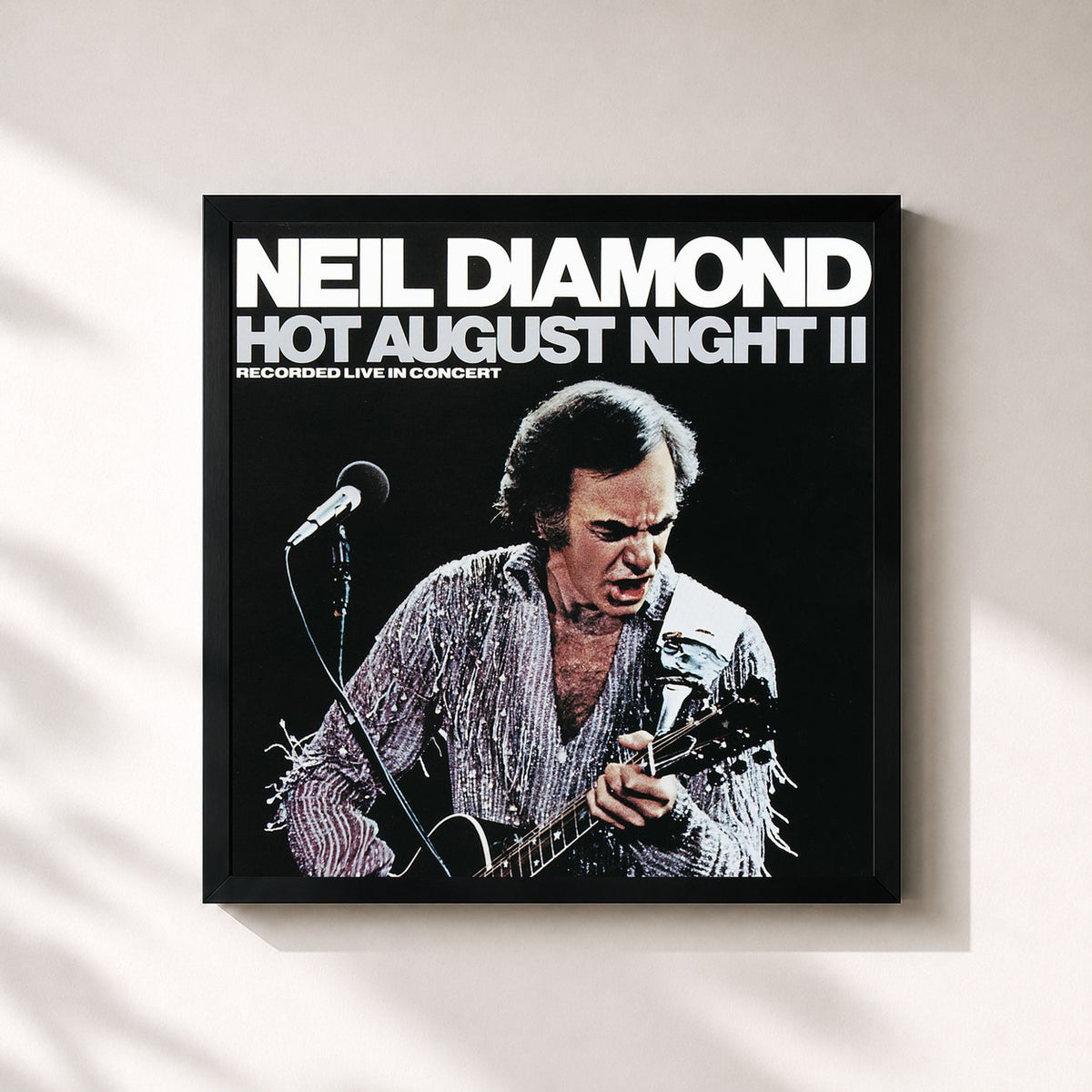 #noir Hot August Night II von Neil Diamond als quadratischer Kunstdruck, schwarzer Rahmen 32x32 cm
