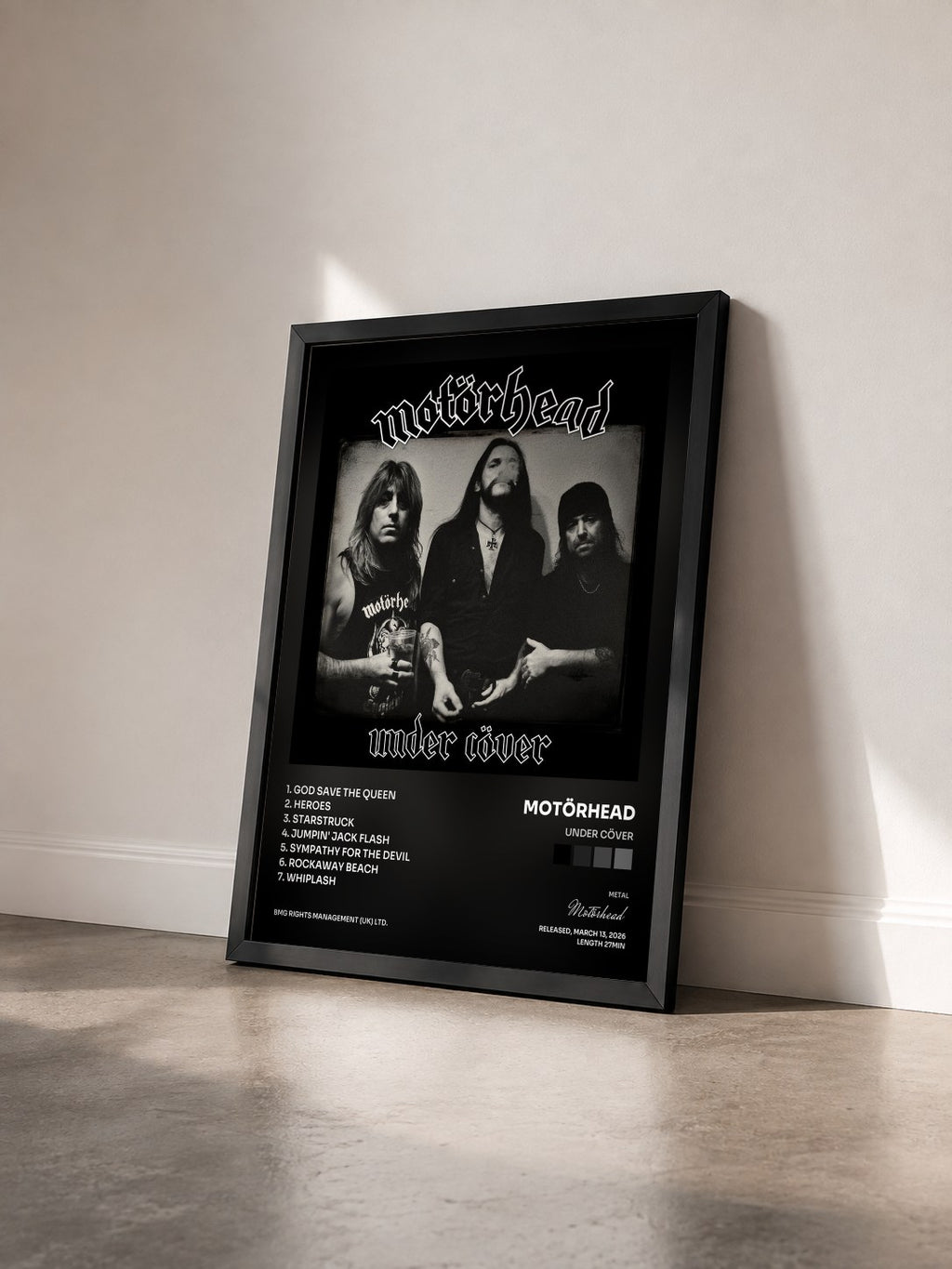 #noir Tableau de l'album Under Cöver de Motörhead vu de trois quarts, cadre noir