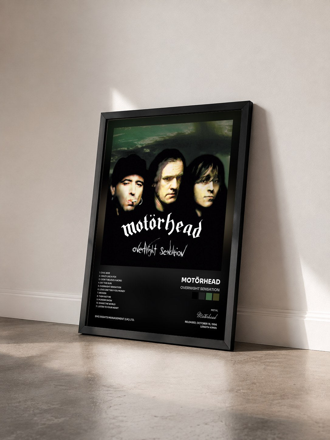 #noir Tableau de l'album Overnight Sensation de Motörhead vu de trois quarts, cadre noir