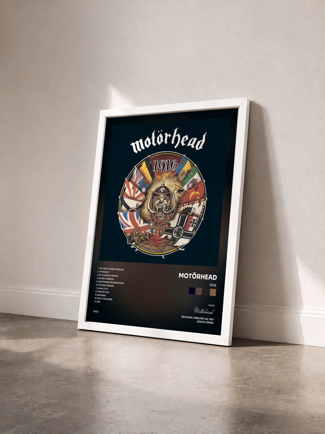 #blanc Tableau de l'album 1916 de Motörhead vu de trois quarts, cadre blanc