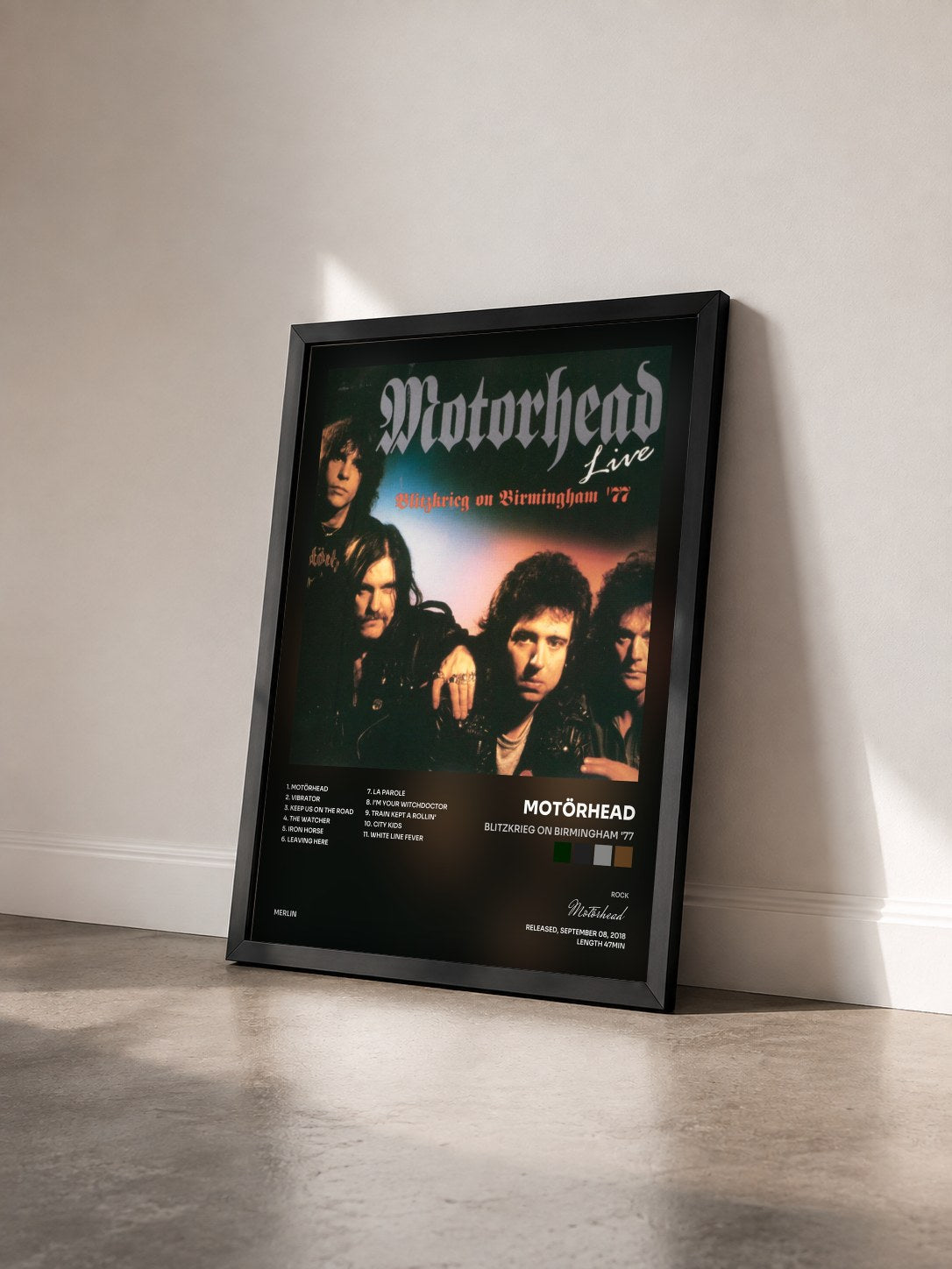 #noir Tableau de l'album Blitzkrieg on Birmingham '77 de Motörhead vu de trois quarts, cadre noir