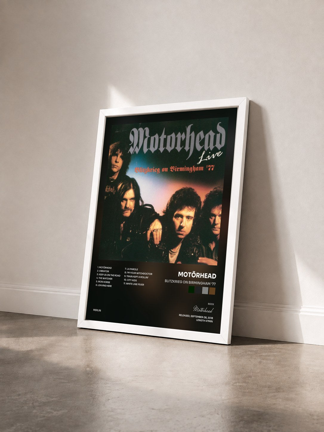 #blanc Tableau de l'album Blitzkrieg on Birmingham '77 de Motörhead vu de trois quarts, cadre blanc