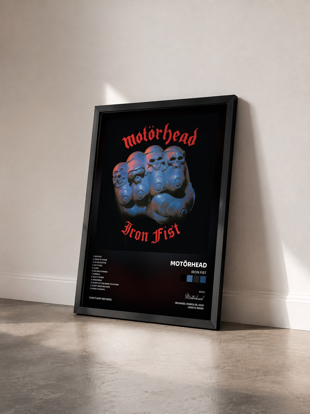 #noir Tableau de l'album Iron Fist de Motörhead vu de trois quarts, cadre noir