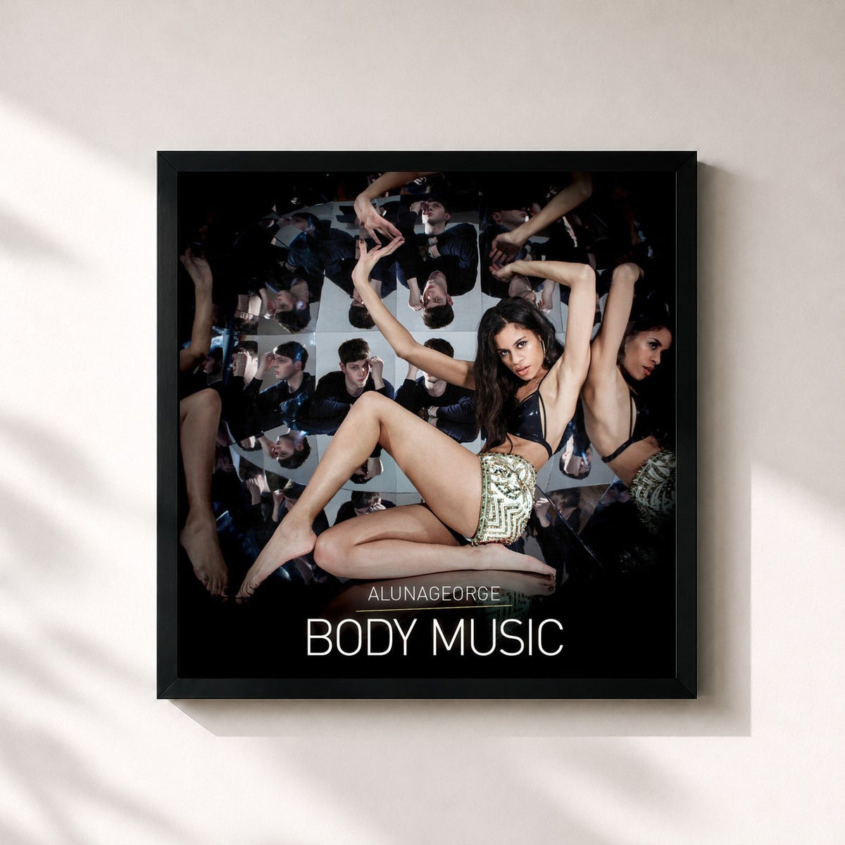 #noir Body Music de AlunaGeorge en lámina cuadrada enmarcada, marco negro de 32x32 cm