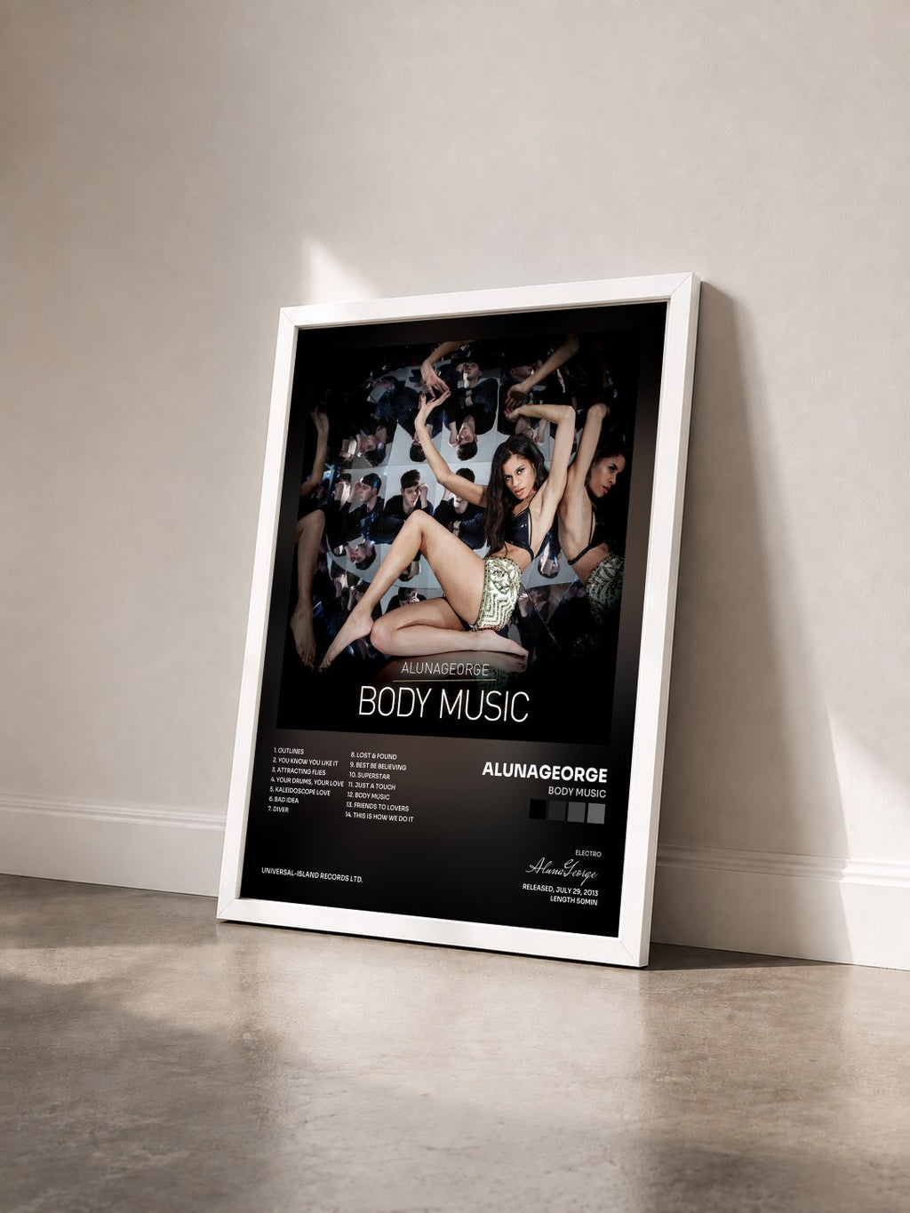 #blanc Body Music di AlunaGeorge in stampa incorniciata vista di tre quarti, cornice bianca
