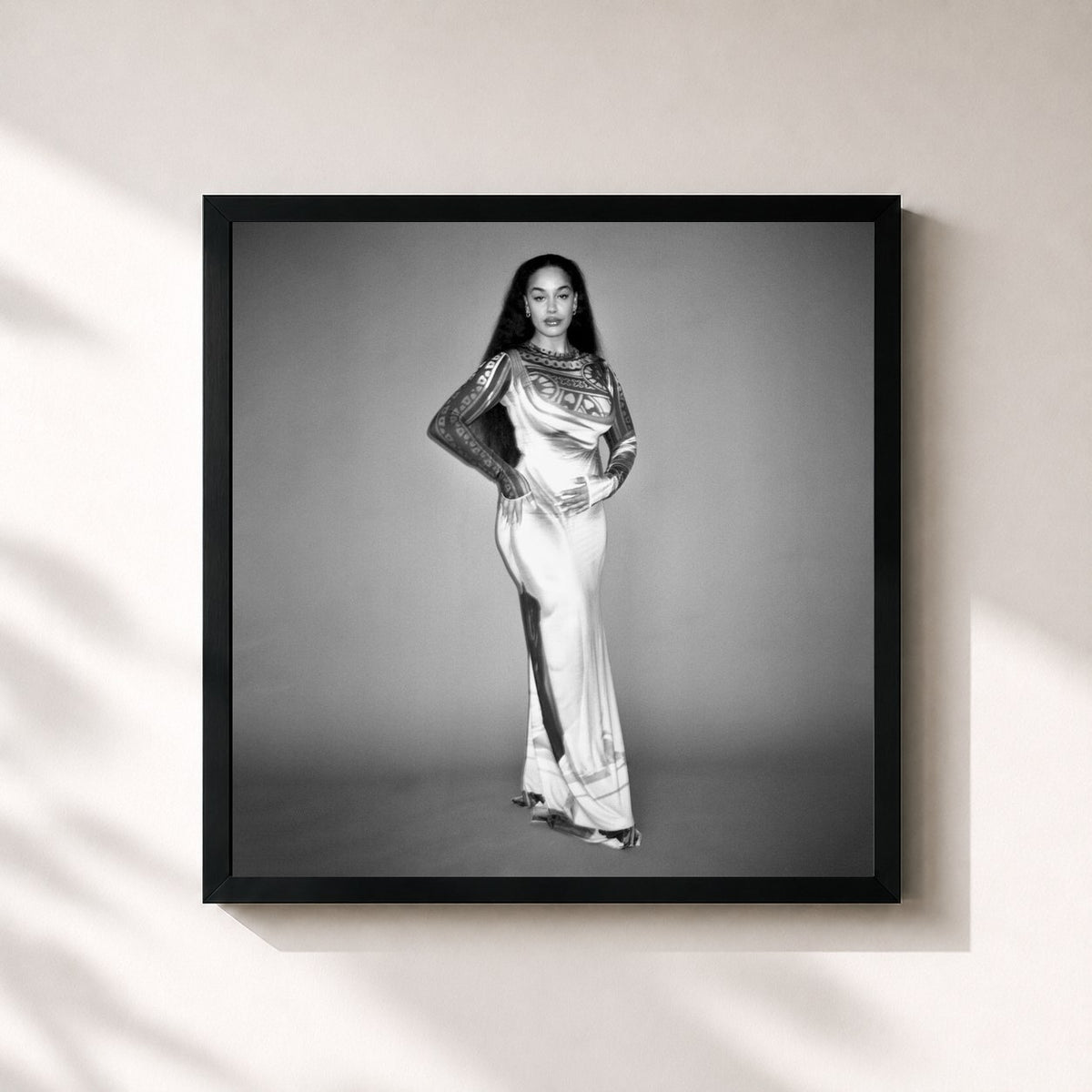 #noir falling or flying von Jorja Smith als quadratischer Kunstdruck, schwarzer Rahmen 32x32 cm