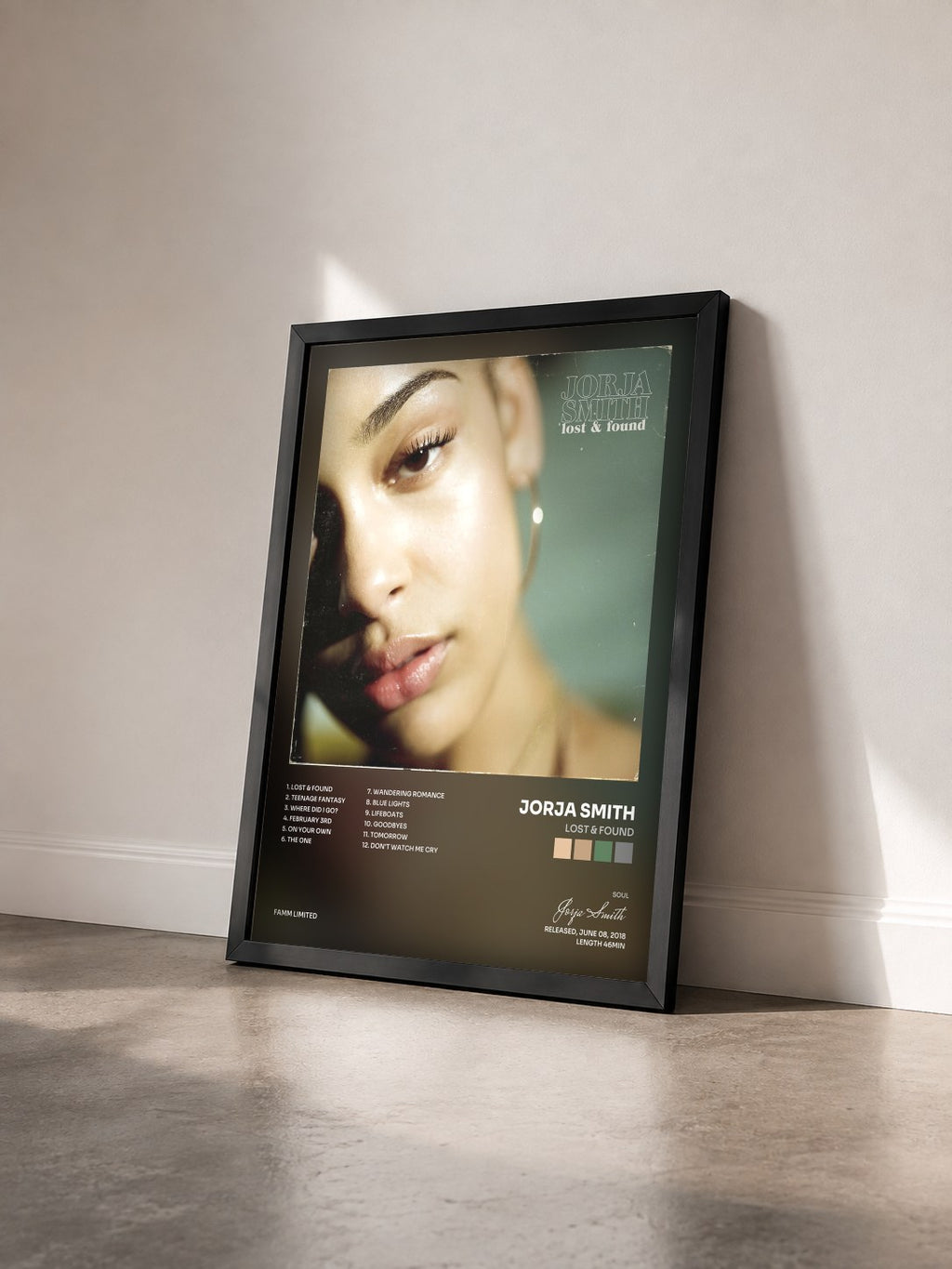 #noir Tableau de l'album Lost & Found de Jorja Smith vu de trois quarts, cadre noir