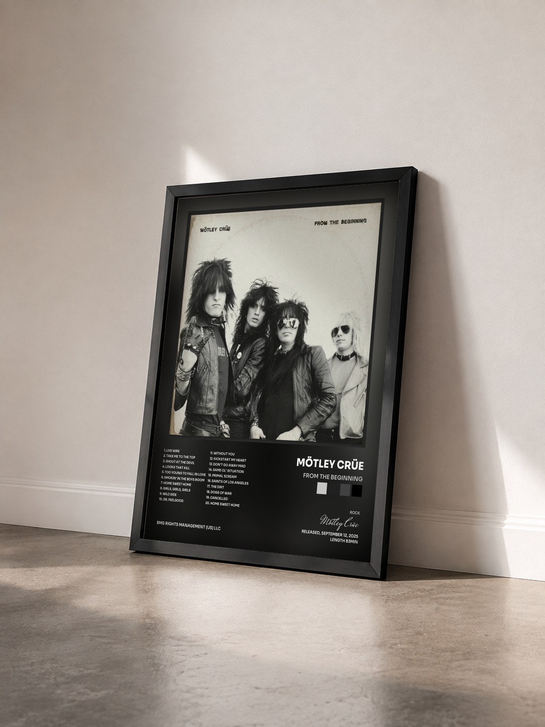 #noir Tableau de l'album From The Beginning de Mötley Crüe vu de trois quarts, cadre noir