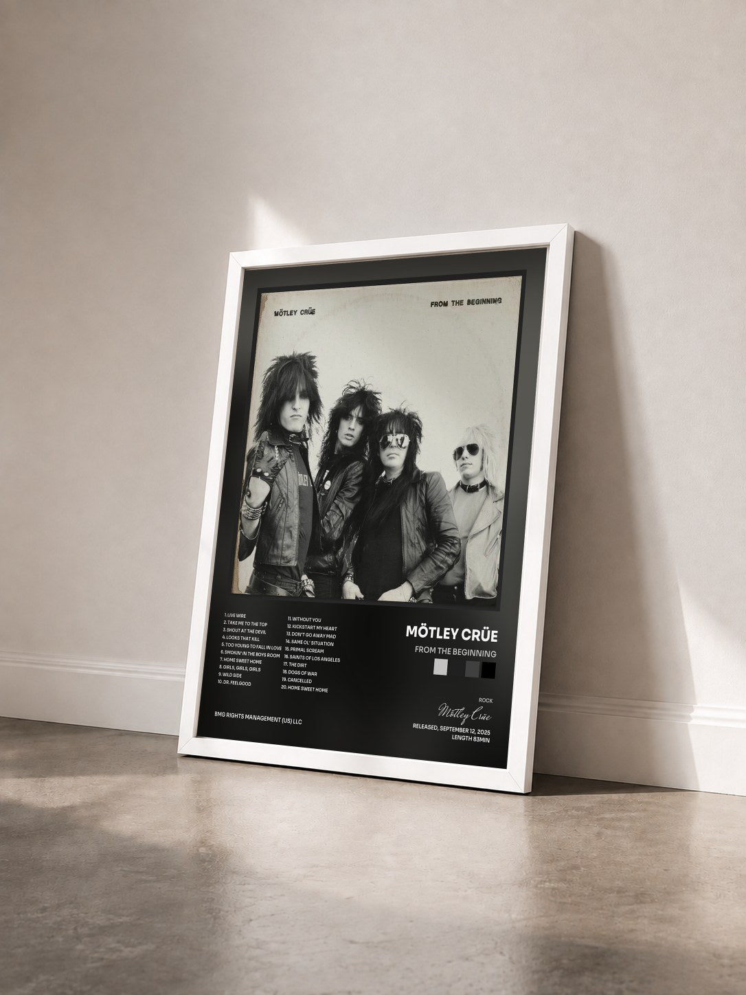 #blanc Tableau de l'album From The Beginning de Mötley Crüe vu de trois quarts, cadre blanc