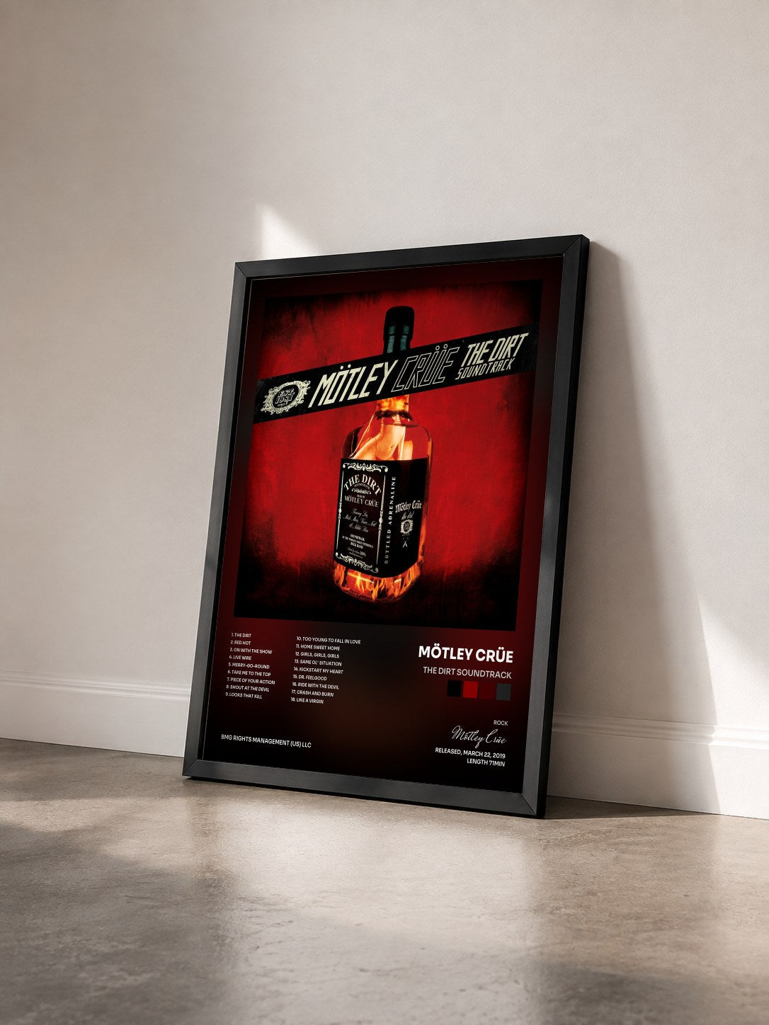 #noir Tableau de l'album The Dirt Soundtrack de Mötley Crüe vu de trois quarts, cadre noir