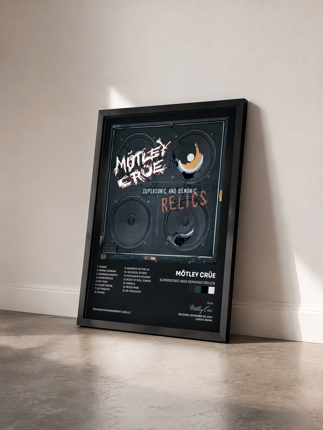 #noir Tableau de l'album Supersonic And Demonic Relics de Mötley Crüe vu de trois quarts, cadre noir