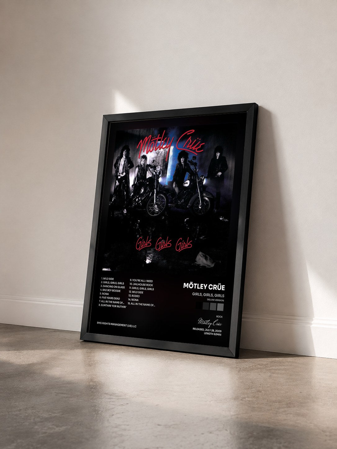 #noir Tableau de l'album Girls, Girls, Girls (Deluxe Version) de Mötley Crüe vu de trois quarts, cadre noir