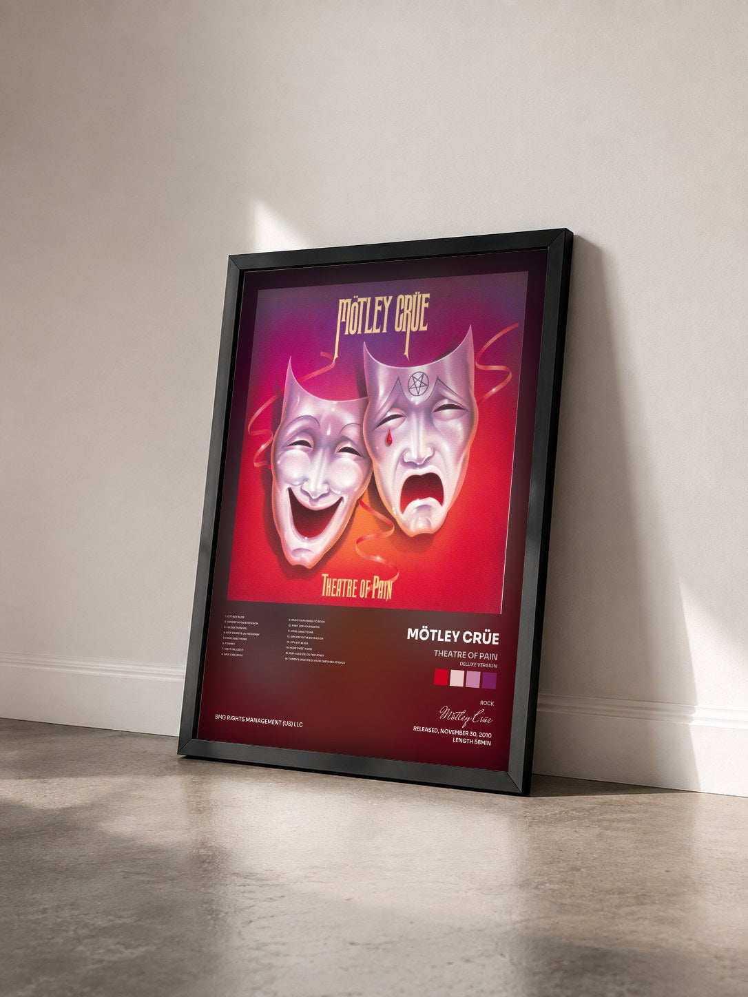 #noir Tableau de l'album Theatre of Pain (Deluxe Version) de Mötley Crüe vu de trois quarts, cadre noir