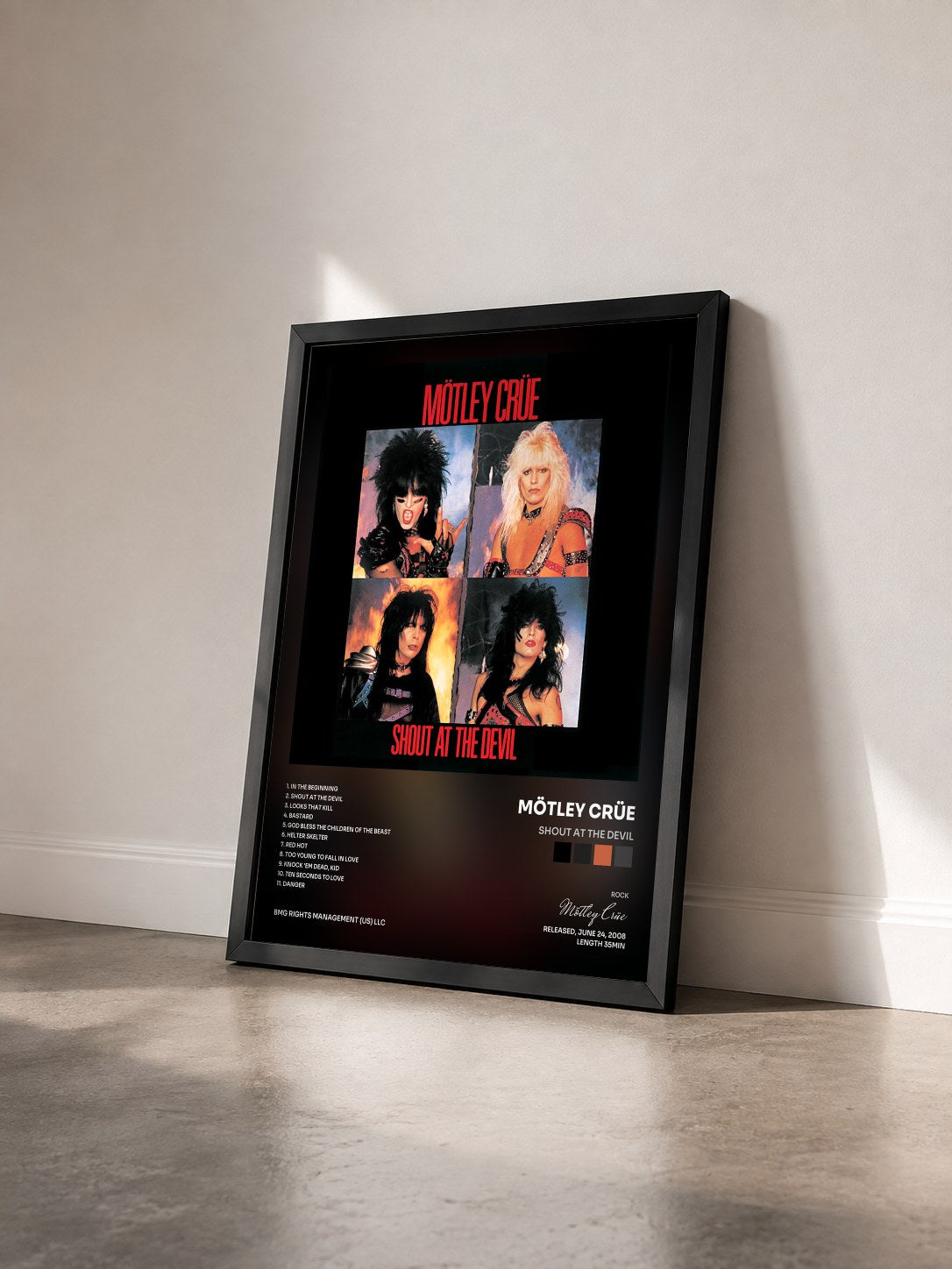 #noir Tableau de l'album Shout At The Devil de Mötley Crüe vu de trois quarts, cadre noir