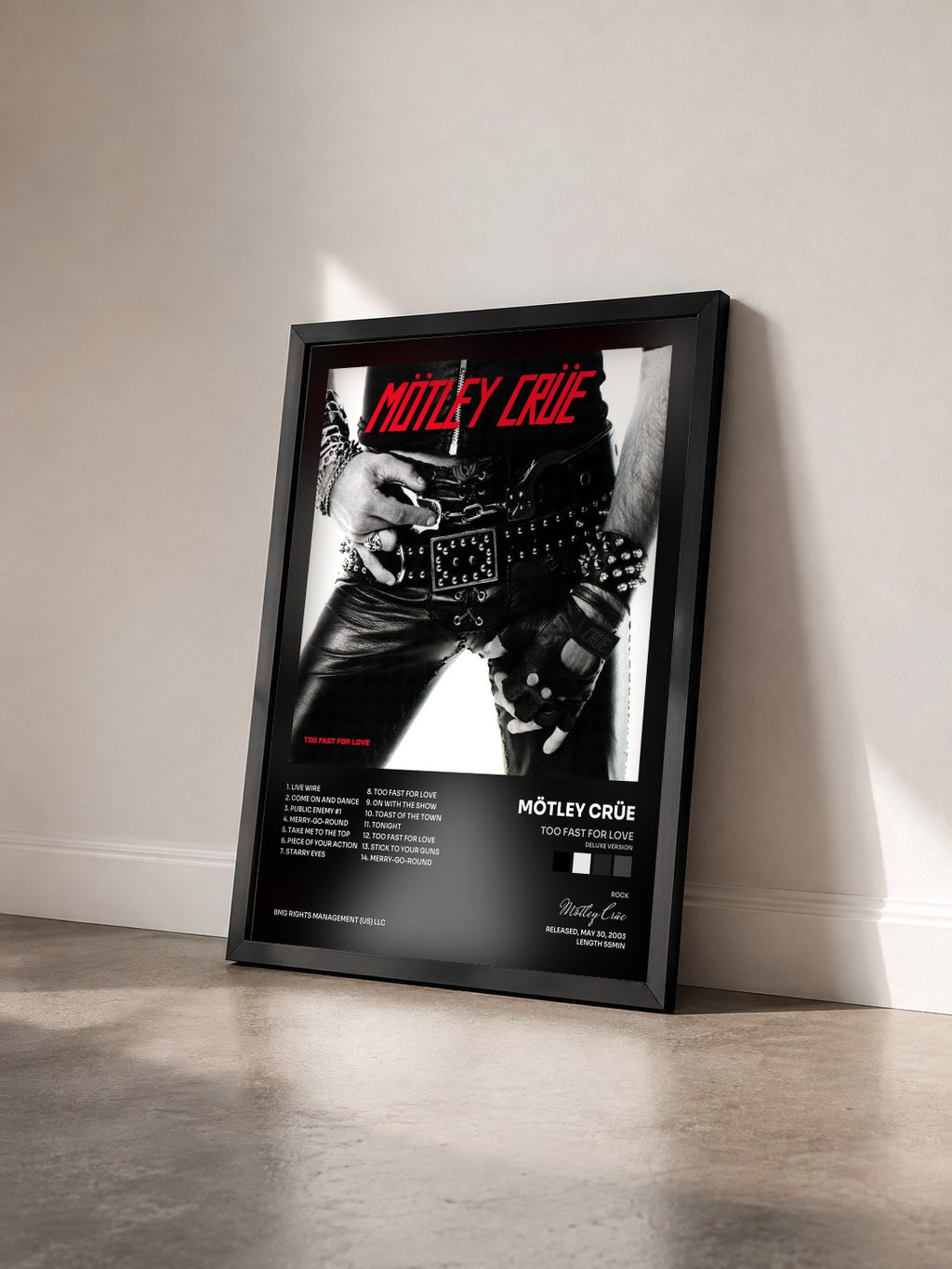 #noir Too Fast For Love (Deluxe Version) di Mötley Crüe in stampa incorniciata vista di tre quarti, cornice nera