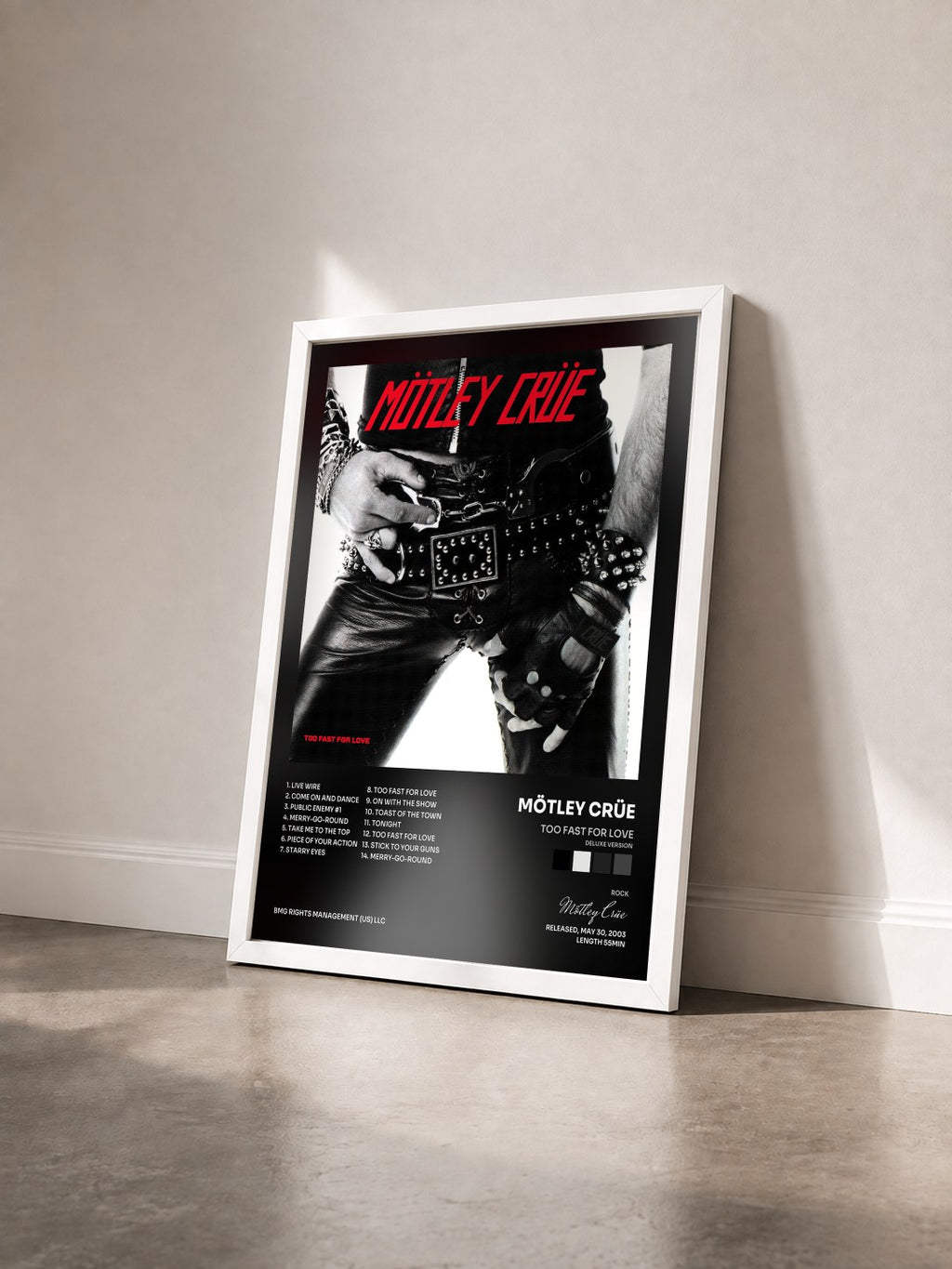 #blanc Too Fast For Love (Deluxe Version) di Mötley Crüe in stampa incorniciata vista di tre quarti, cornice bianca