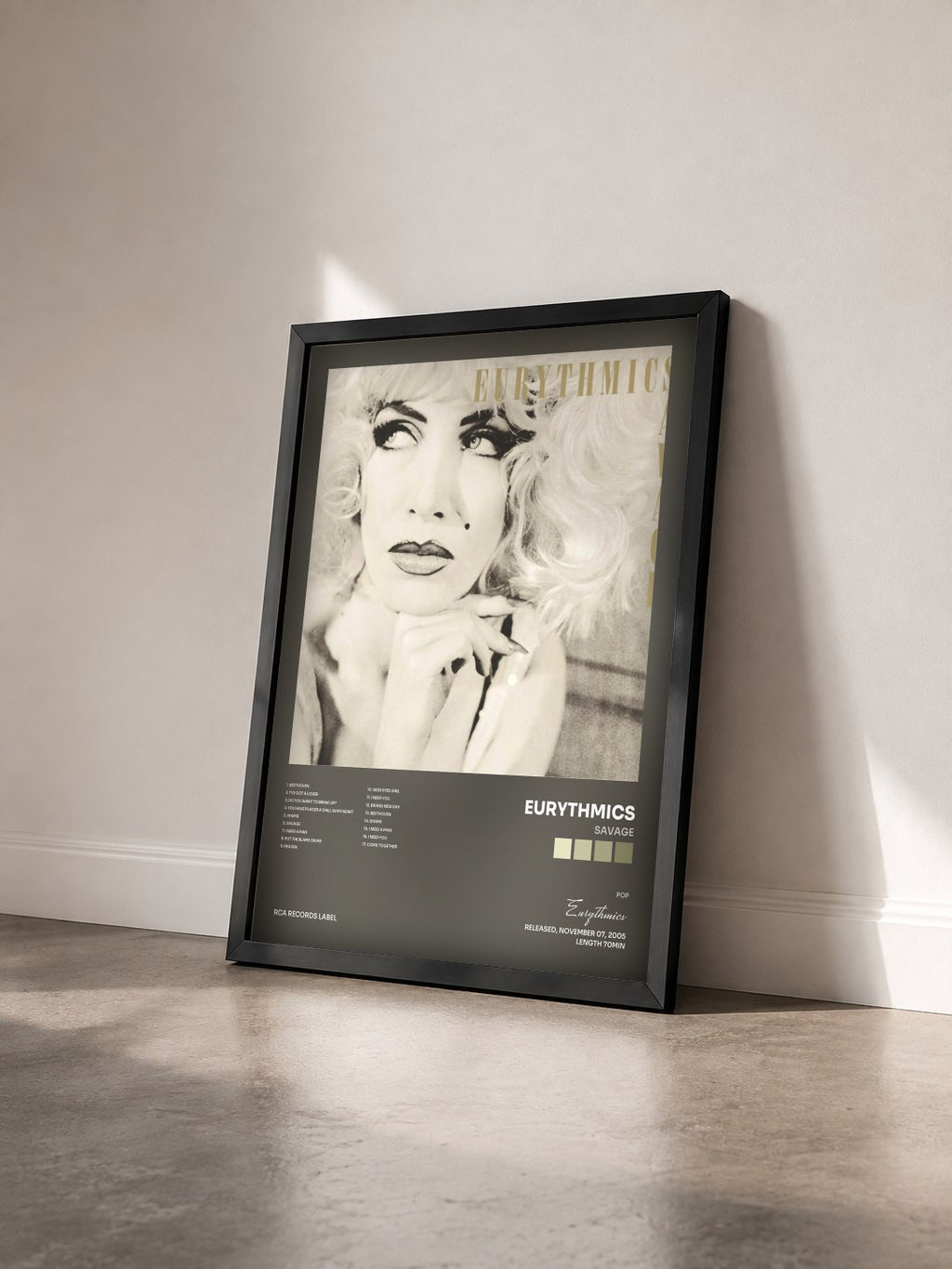 #noir Savage de Eurythmics en lámina enmarcada vista de tres cuartos, marco negro