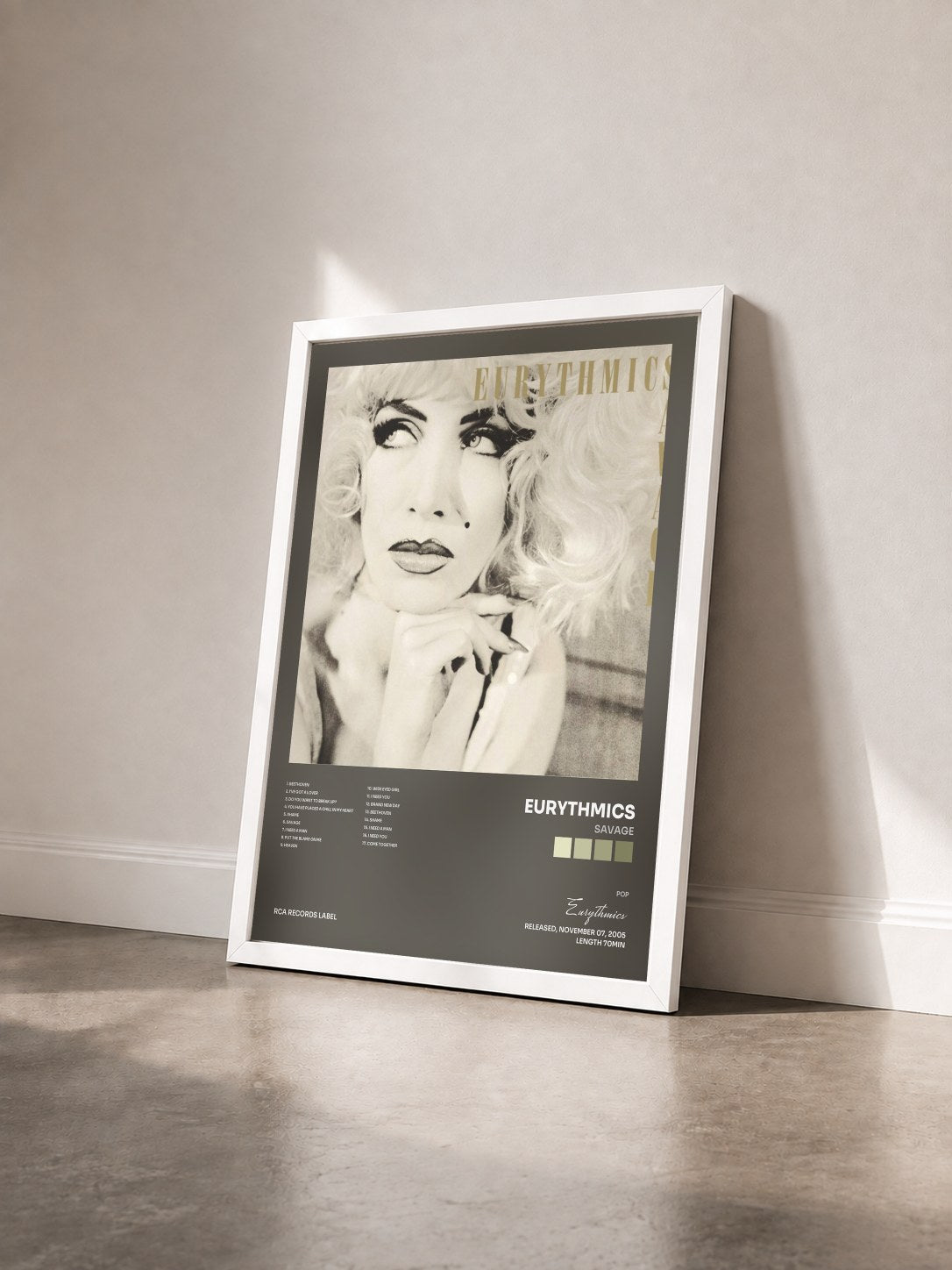 #blanc Tableau de l'album Savage de Eurythmics vu de trois quarts, cadre blanc