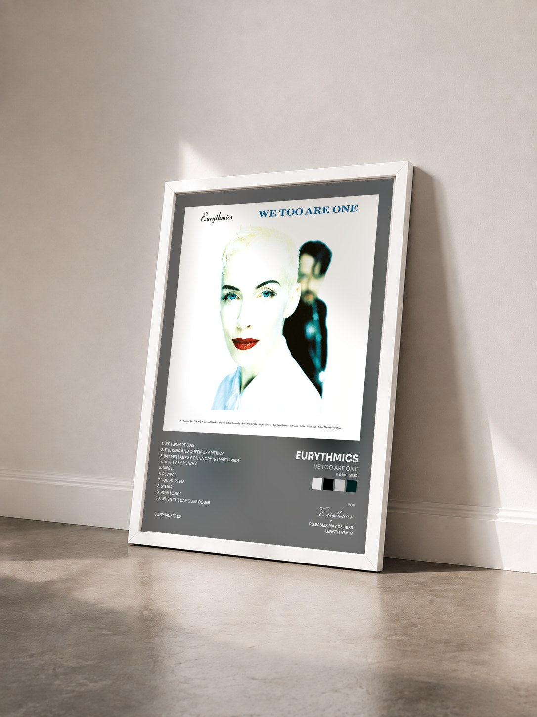 #blanc Tableau de l'album We Too Are One (Remastered) de Eurythmics vu de trois quarts, cadre blanc