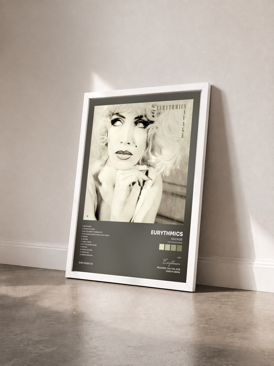 #blanc Tableau de l'album Savage (2018 Remastered) de Eurythmics vu de trois quarts, cadre blanc