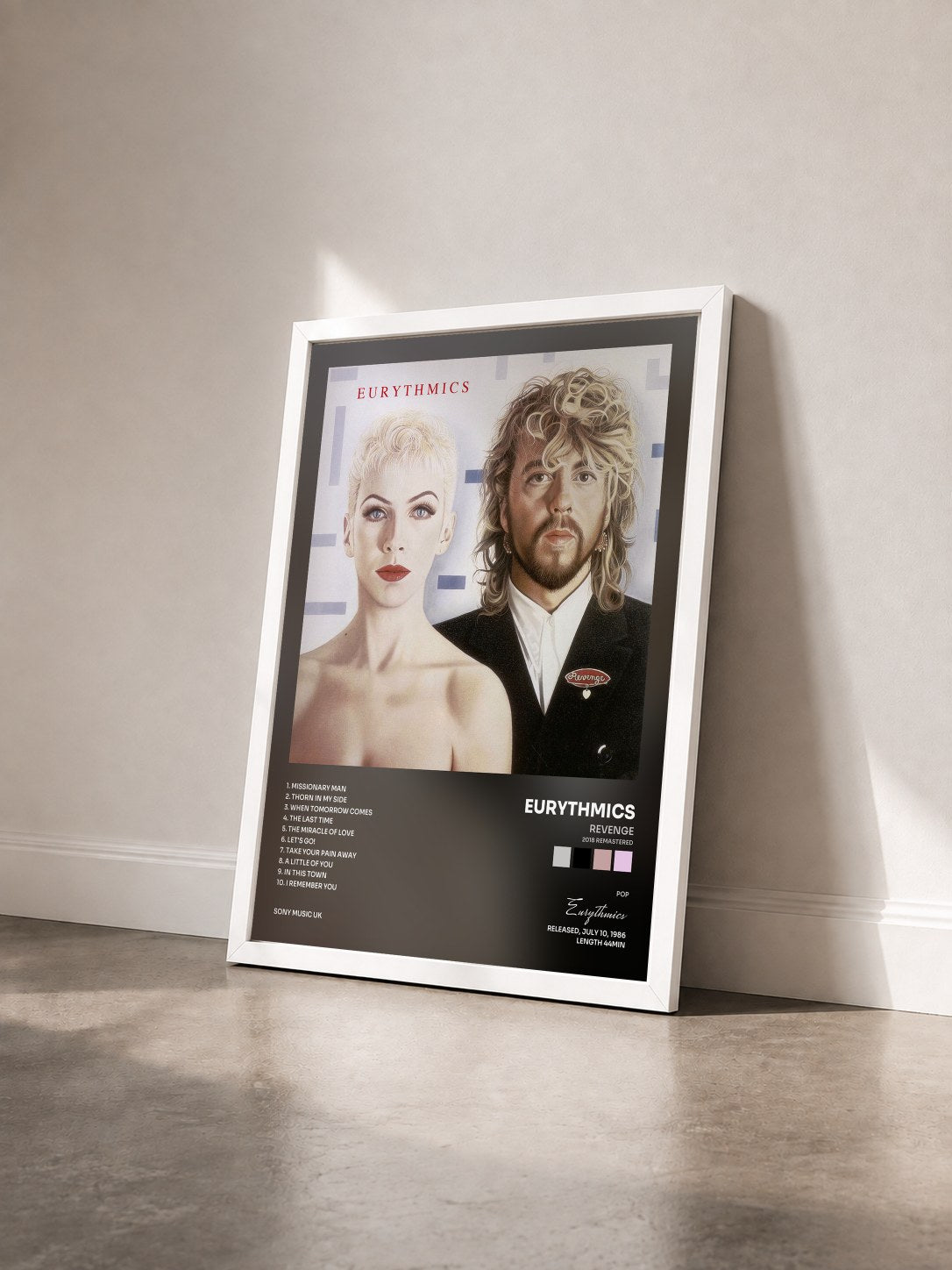 #blanc Tableau de l'album Revenge (2018 Remastered) de Eurythmics vu de trois quarts, cadre blanc