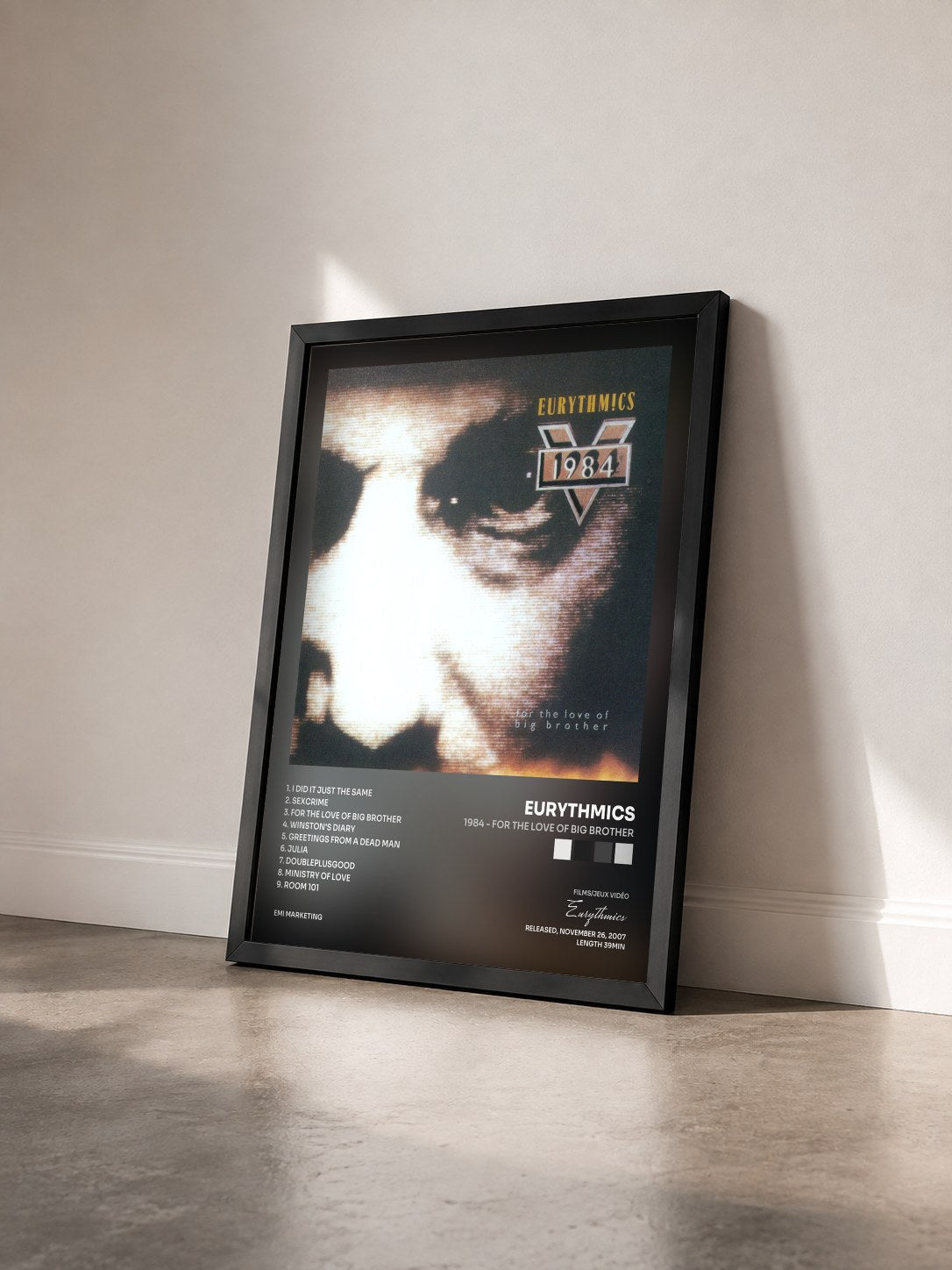 #noir Tableau de l'album 1984 - For The Love Of Big Brother de Eurythmics vu de trois quarts, cadre noir