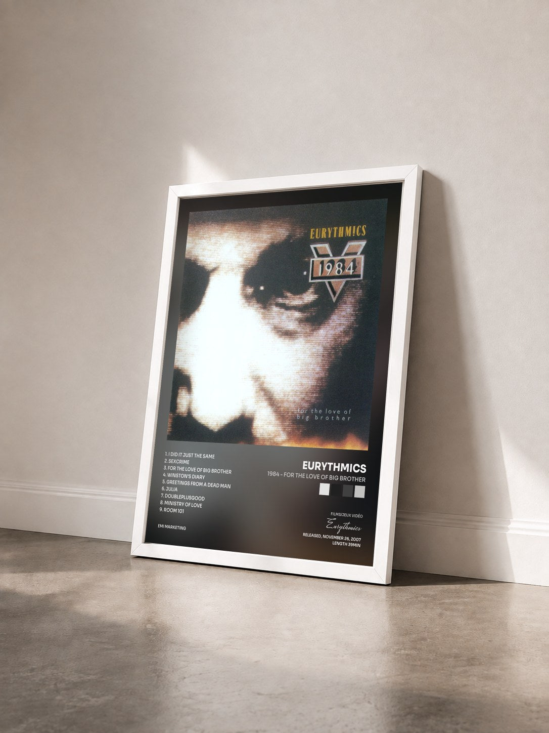 #blanc Tableau de l'album 1984 - For The Love Of Big Brother de Eurythmics vu de trois quarts, cadre blanc