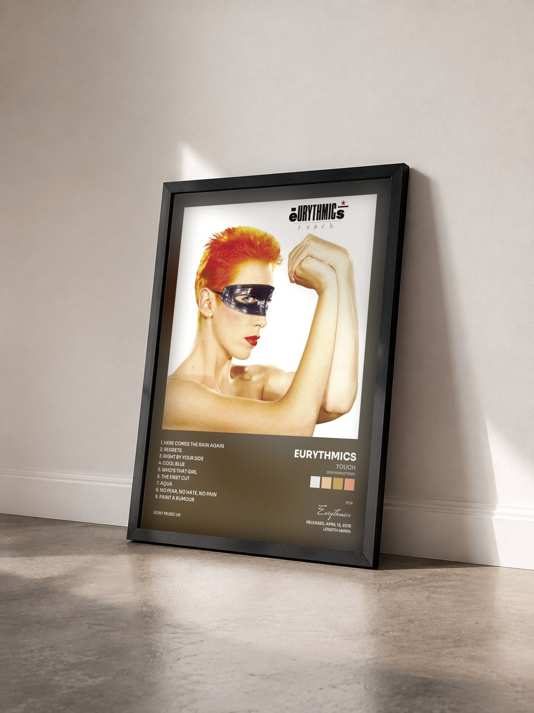 #noir Tableau de l'album Touch (2018 Remastered) de Eurythmics vu de trois quarts, cadre noir