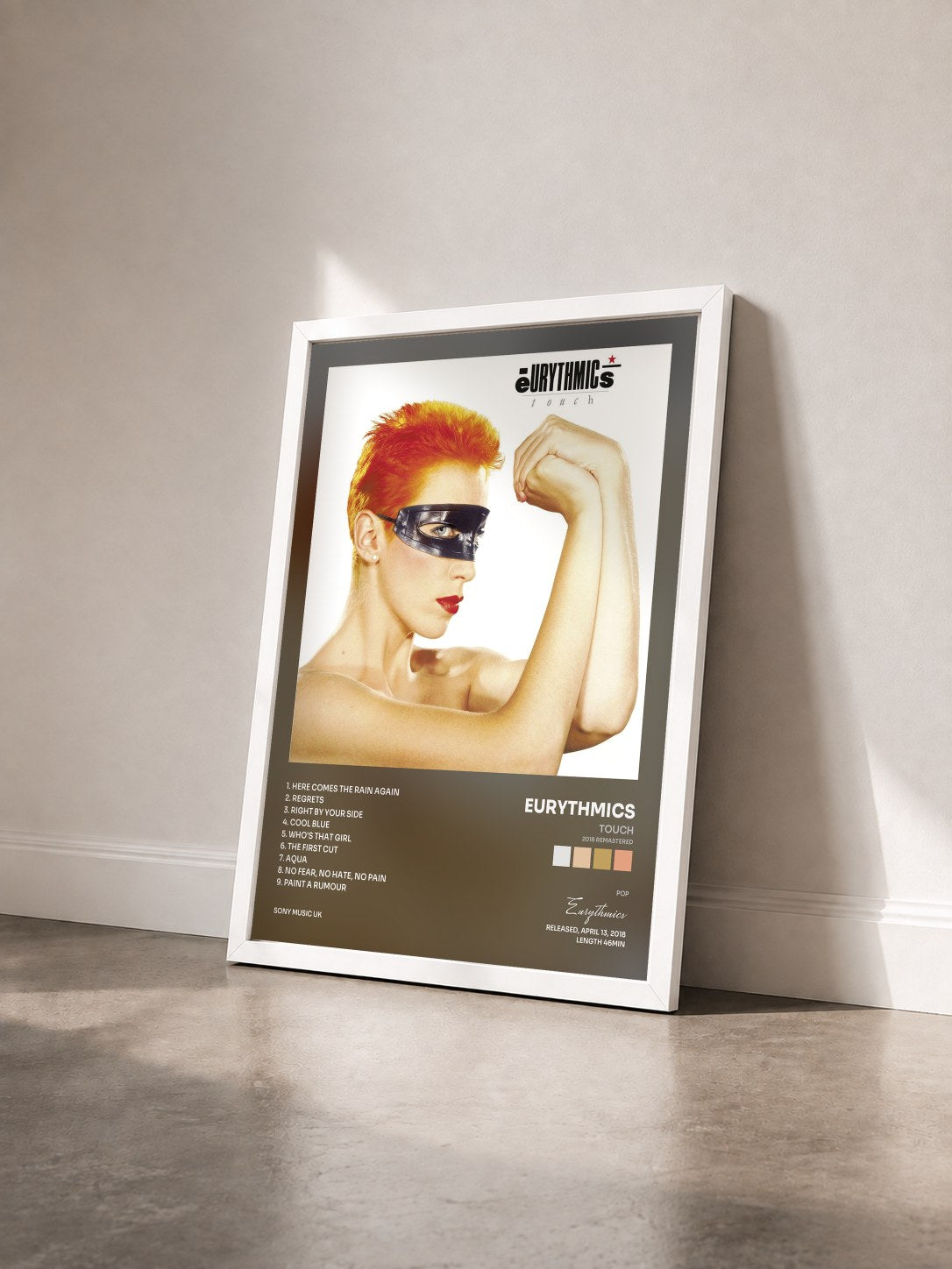 #blanc Tableau de l'album Touch (2018 Remastered) de Eurythmics vu de trois quarts, cadre blanc