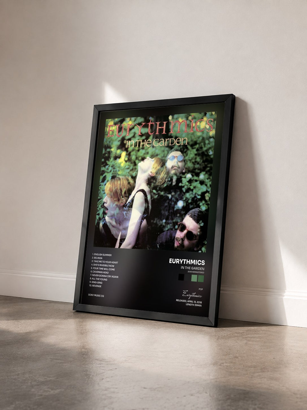 #noir In the Garden (2018 Remastered) von Eurythmics als gerahmter Kunstdruck von schräg gesehen, schwarzer Rahmen