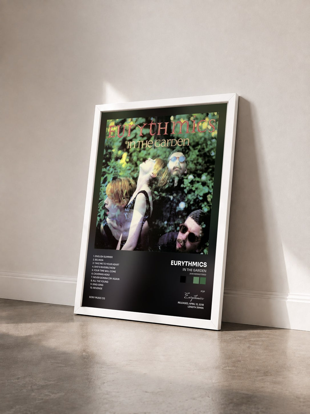 #blanc In the Garden (2018 Remastered) von Eurythmics als gerahmter Kunstdruck von schräg gesehen, weißer Rahmen
