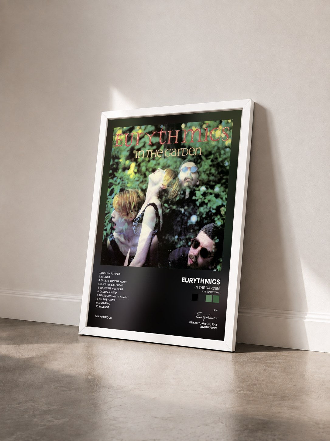 #blanc Tableau de l'album In the Garden (2018 Remastered) de Eurythmics vu de trois quarts, cadre blanc