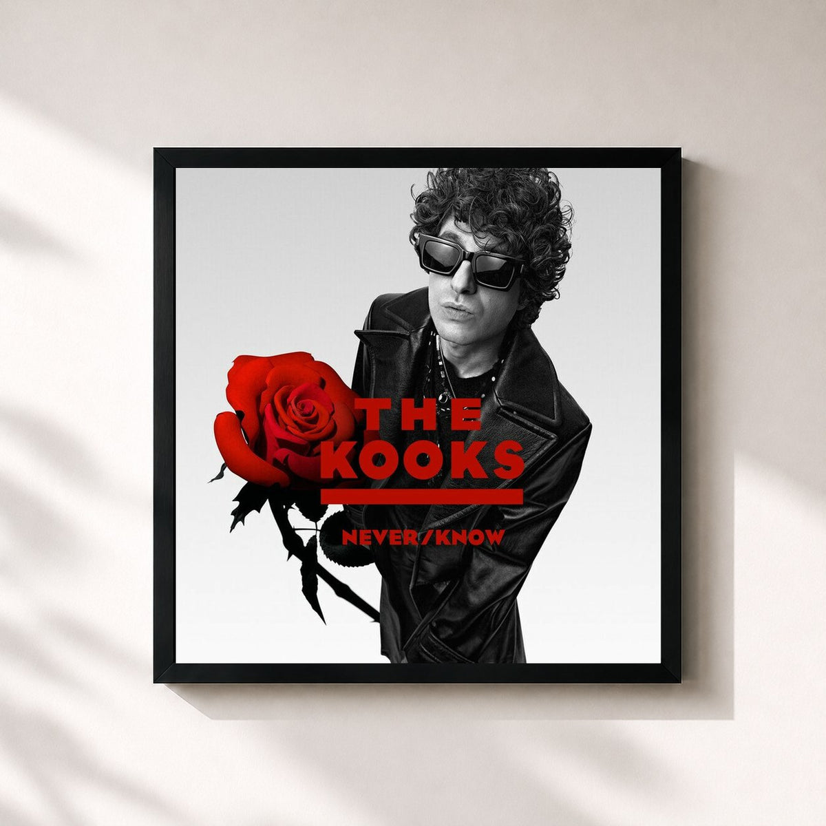 #noir Never/Know de The Kooks en lámina cuadrada enmarcada, marco negro de 32x32 cm