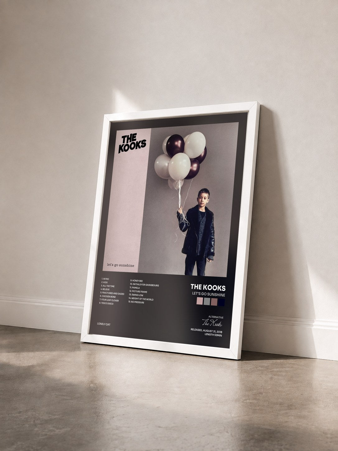 #blanc Let's Go Sunshine de The Kooks en lámina enmarcada vista de tres cuartos, marco blanco