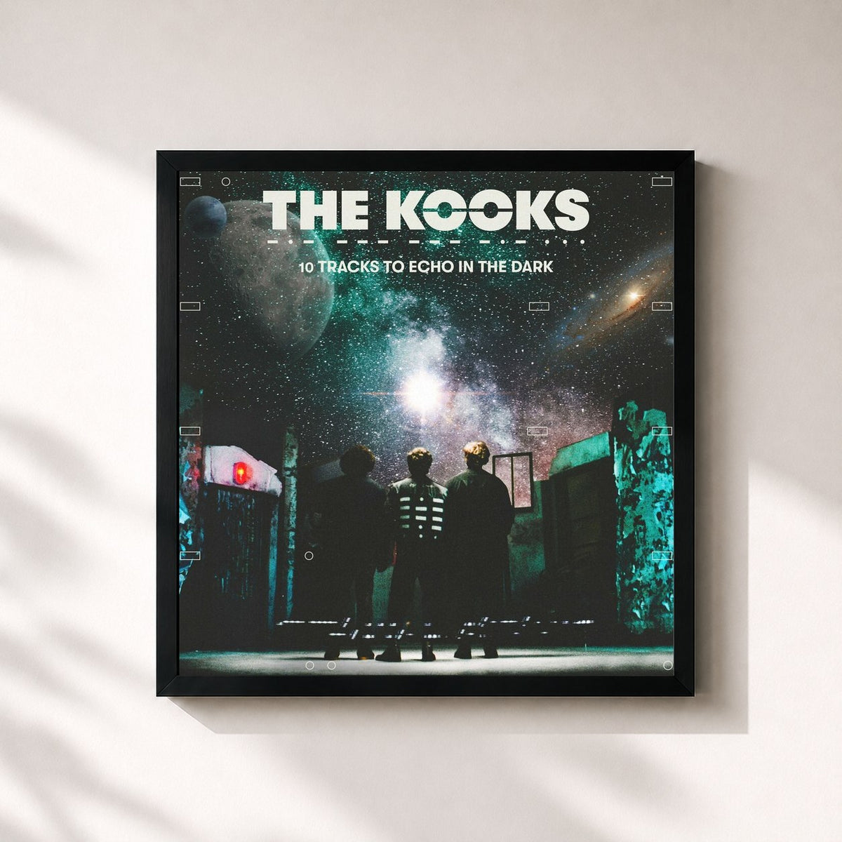 #noir 10 Tracks to Echo in the Dark de The Kooks en lámina cuadrada enmarcada, marco negro de 32x32 cm