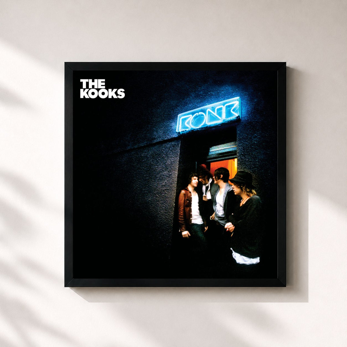 #noir Konk de The Kooks en lámina cuadrada enmarcada, marco negro de 32x32 cm