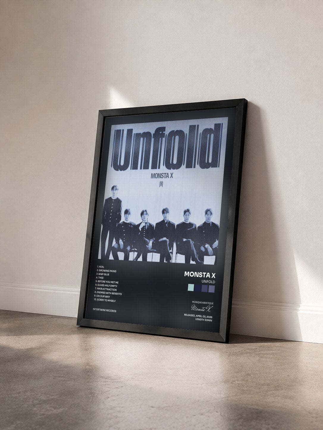 #noir Tableau de l'album Unfold de Monsta X vu de trois quarts, cadre noir