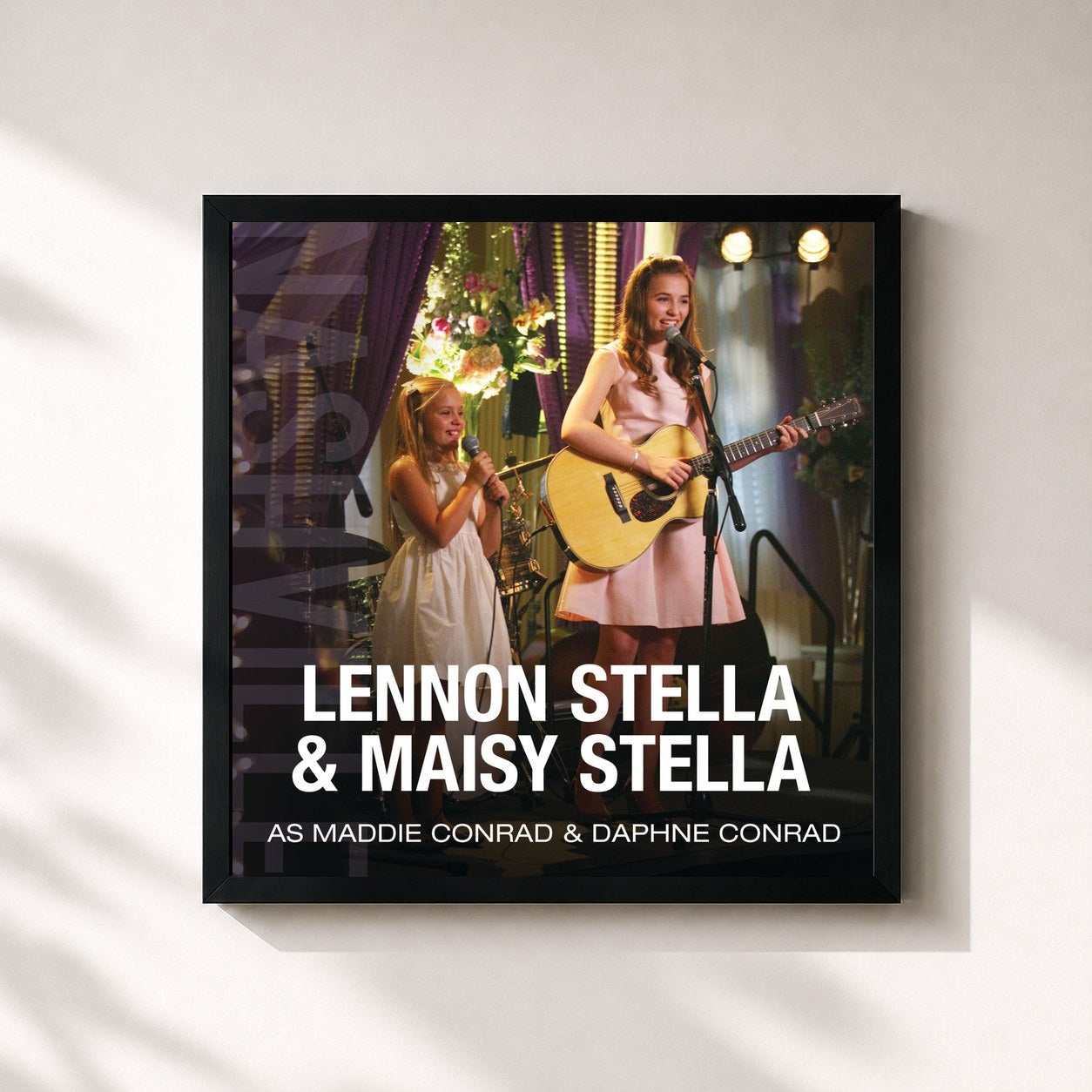 #noir Tableau carré de l'album Lennon Stella & Maisy Stella As Maddie Conrad & Daphne Conrad de Nashville Cast, cadre noir 32x32 cm