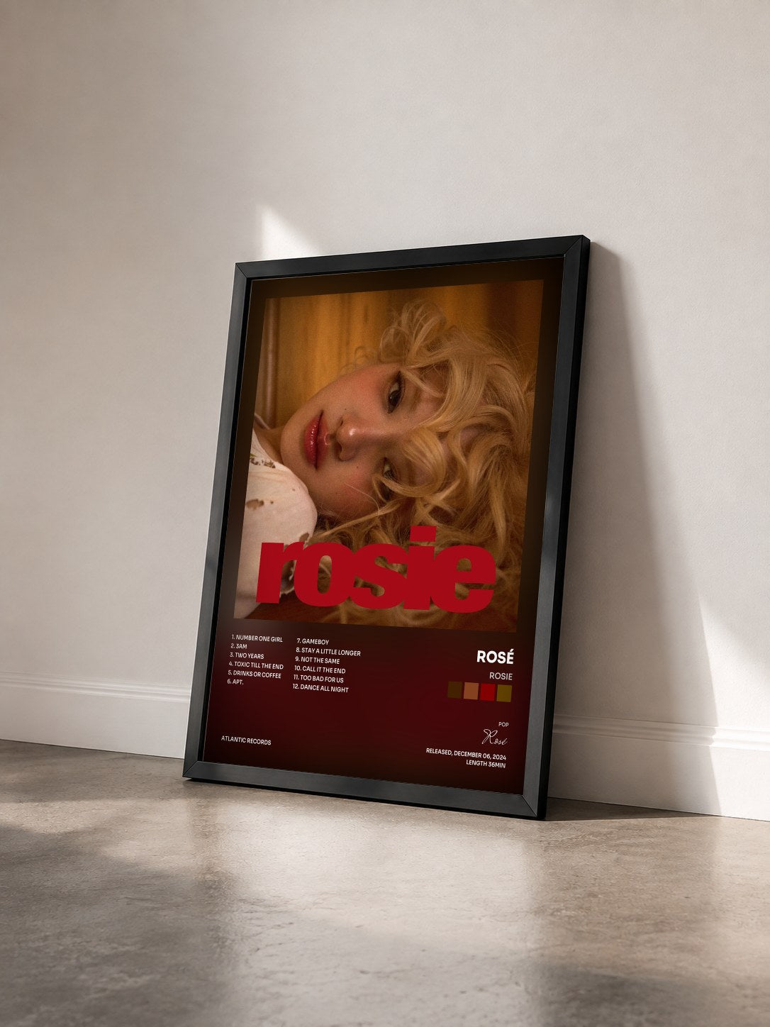#noir Tableau de l'album rosie de Rosé vu de trois quarts, cadre noir