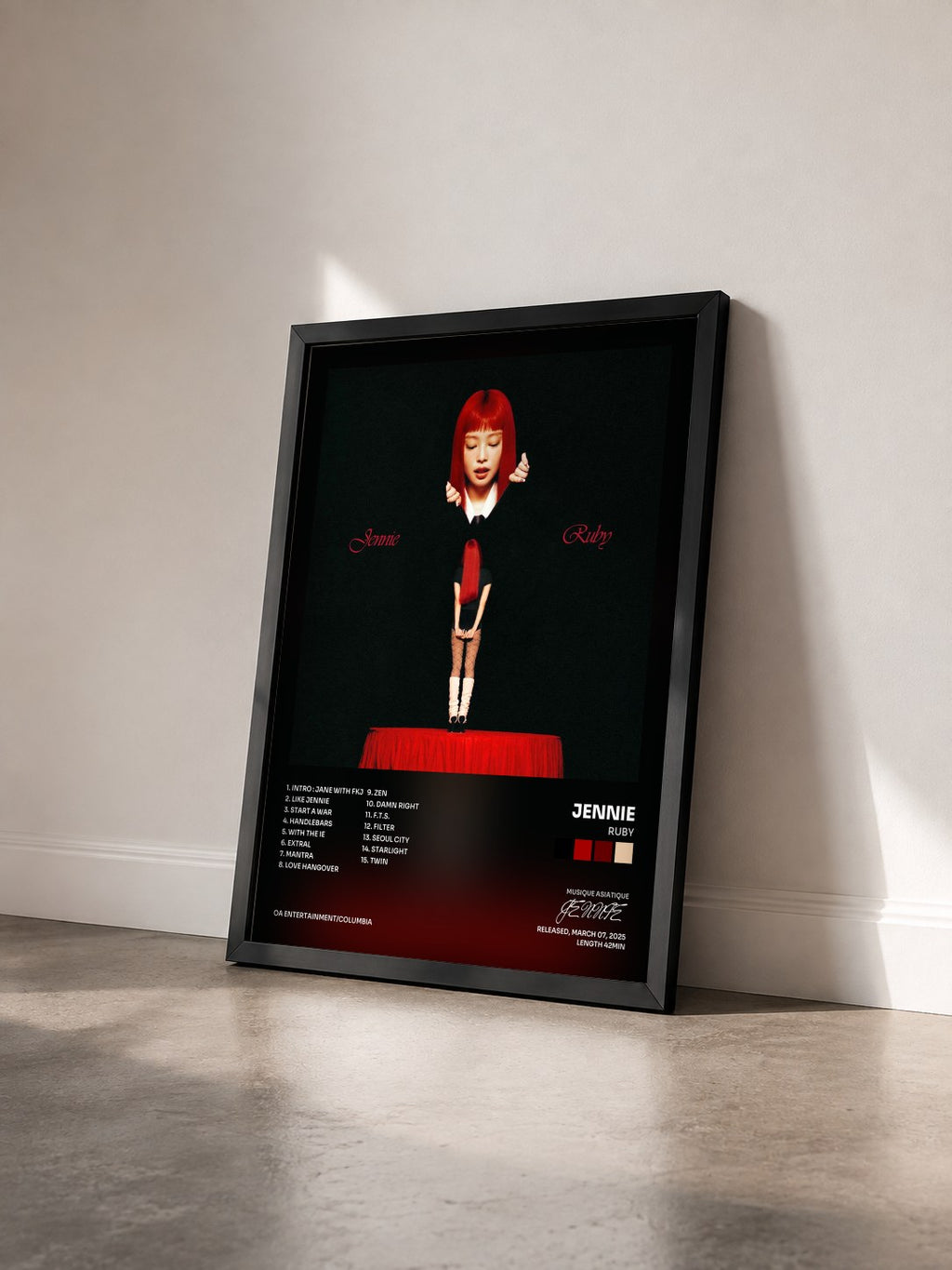 #noir Tableau de l'album Ruby de JENNIE vu de trois quarts, cadre noir