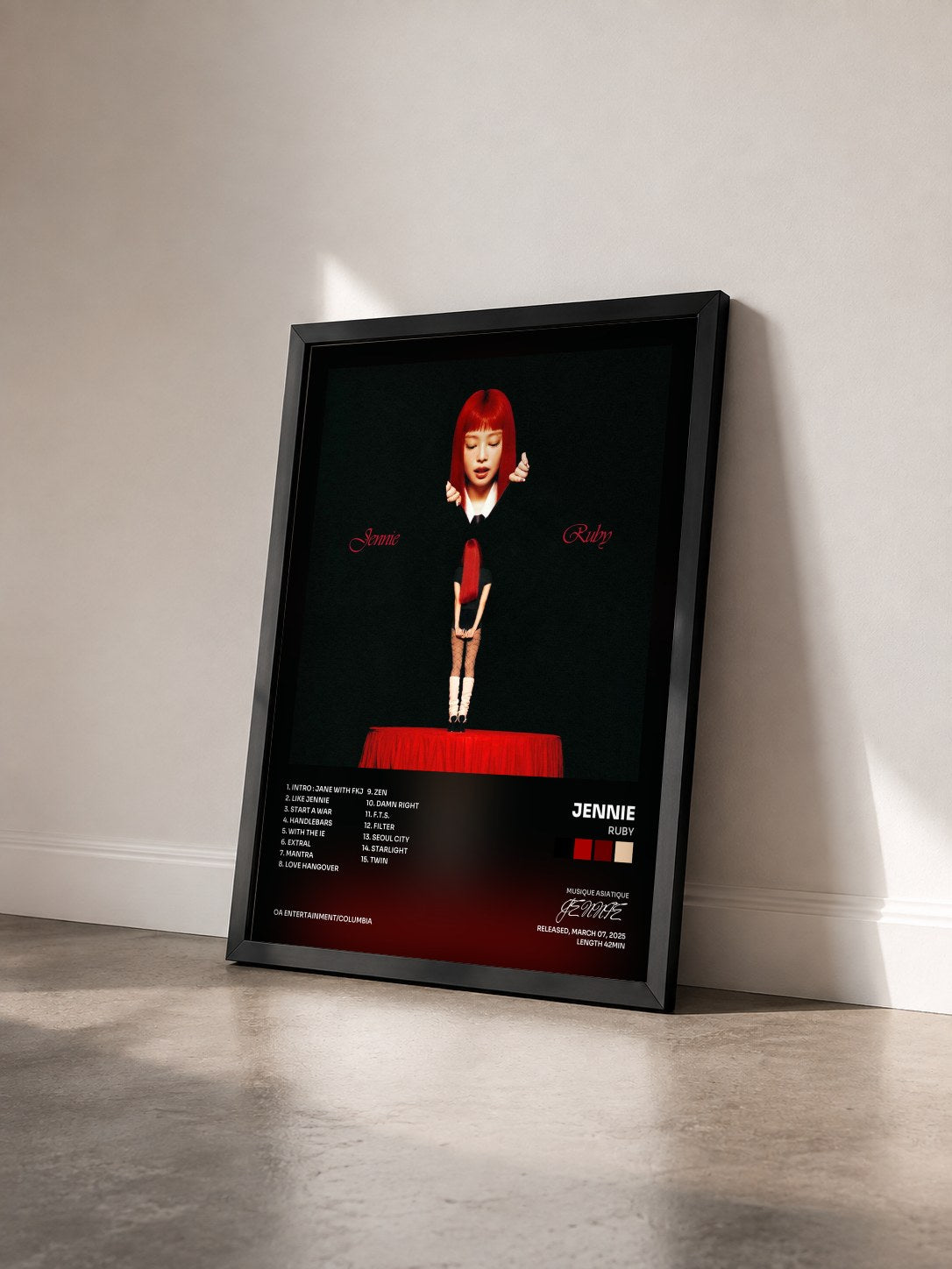 #noir Tableau de l'album Ruby de JENNIE vu de trois quarts, cadre noir