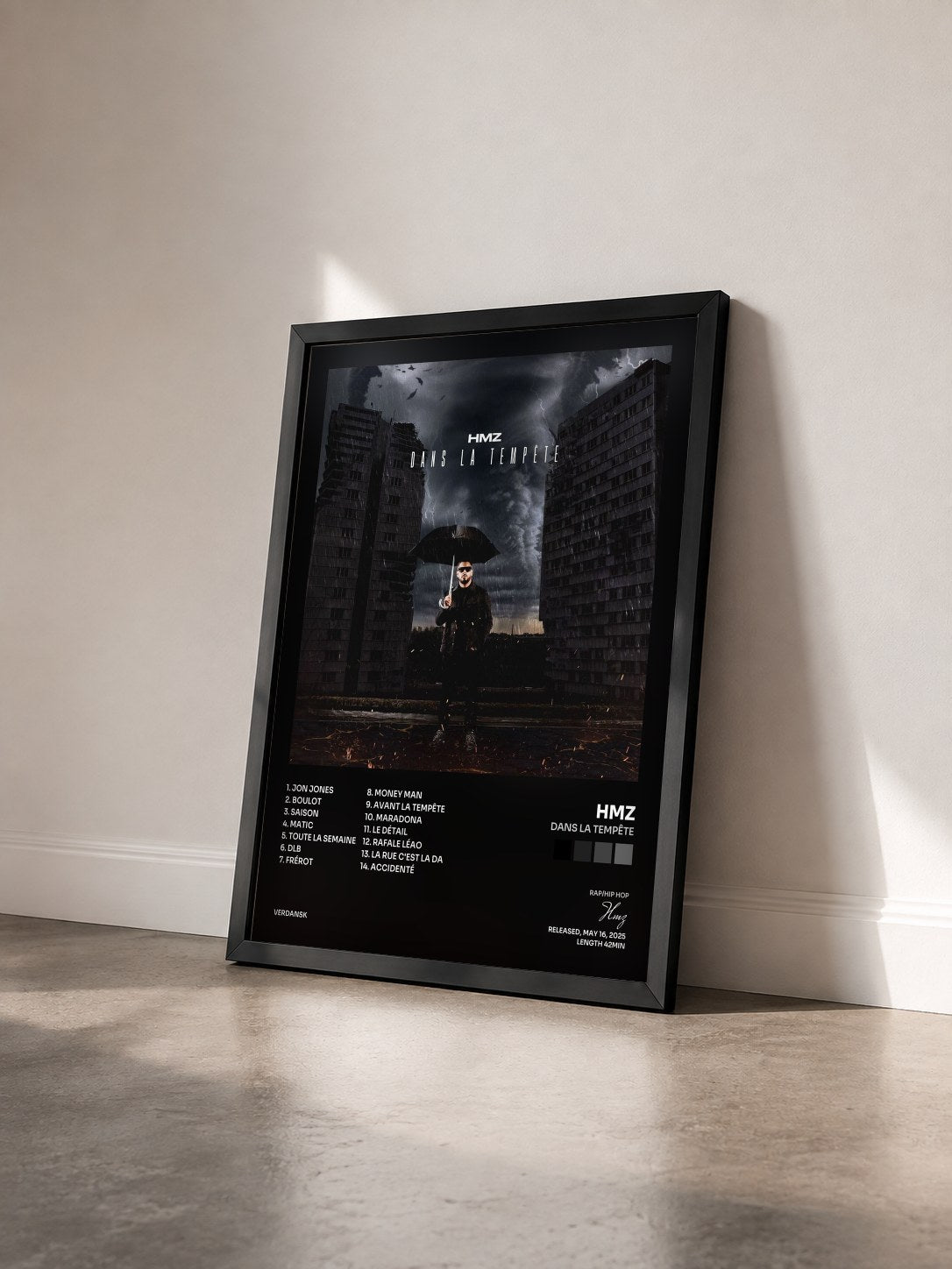#noir Dans la tempête von Hmz als gerahmter Kunstdruck von schräg gesehen, schwarzer Rahmen