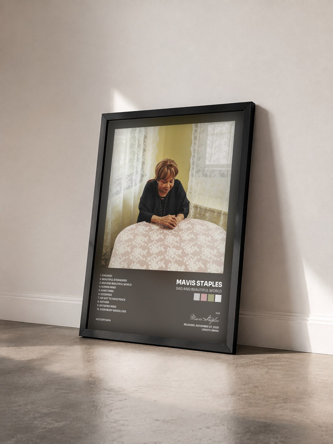 #noir Tableau de l'album Sad And Beautiful World de Mavis Staples vu de trois quarts, cadre noir