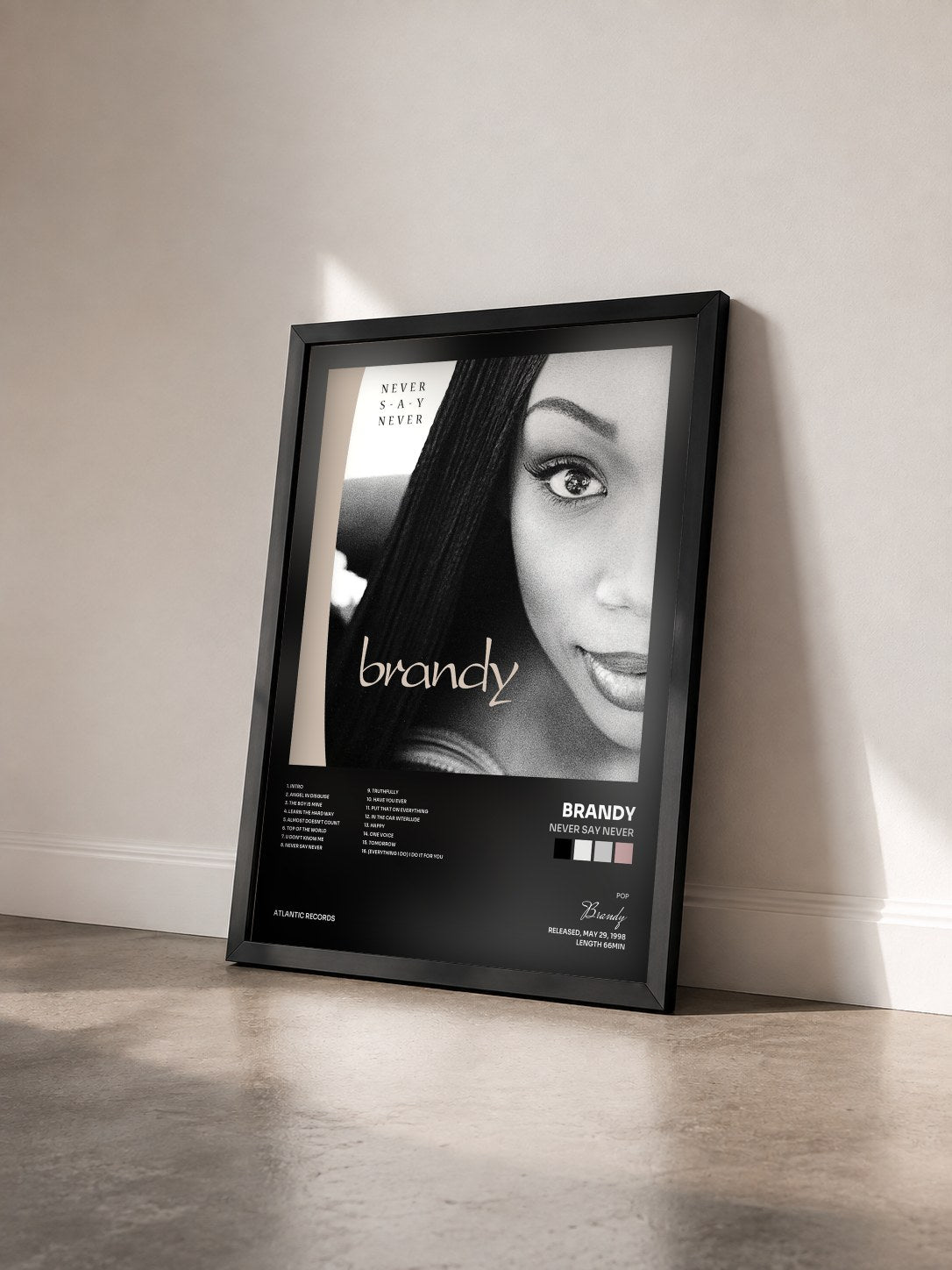 #noir Tableau de l'album Never Say Never de Brandy vu de trois quarts, cadre noir