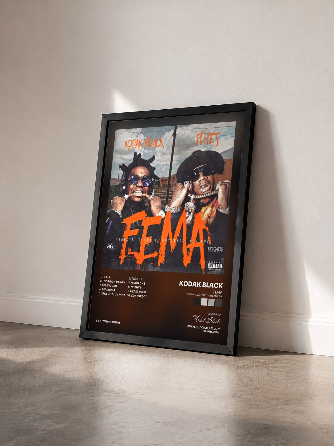 #noir Tableau de l'album FEMA (Finesse Elevate Motivate Achieve) de Kodak Black vu de trois quarts, cadre noir
