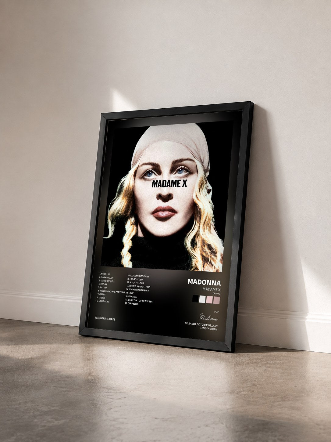 #noir Tableau de l'album Madame X (Deluxe) de Madonna vu de trois quarts, cadre noir