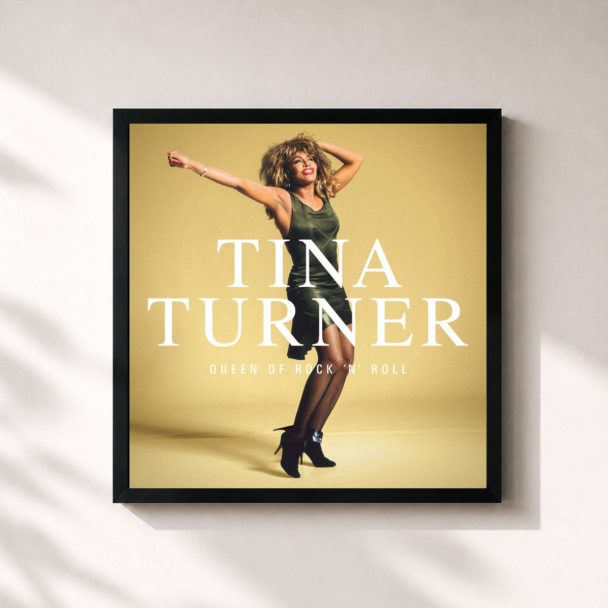 #noir Queen Of Rock 'n' Roll von Tina Turner als quadratischer Kunstdruck, schwarzer Rahmen 32x32 cm