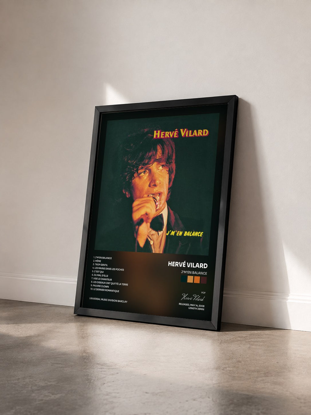 #noir J'M'En Balance von Hervé Vilard als gerahmter Kunstdruck von schräg gesehen, schwarzer Rahmen