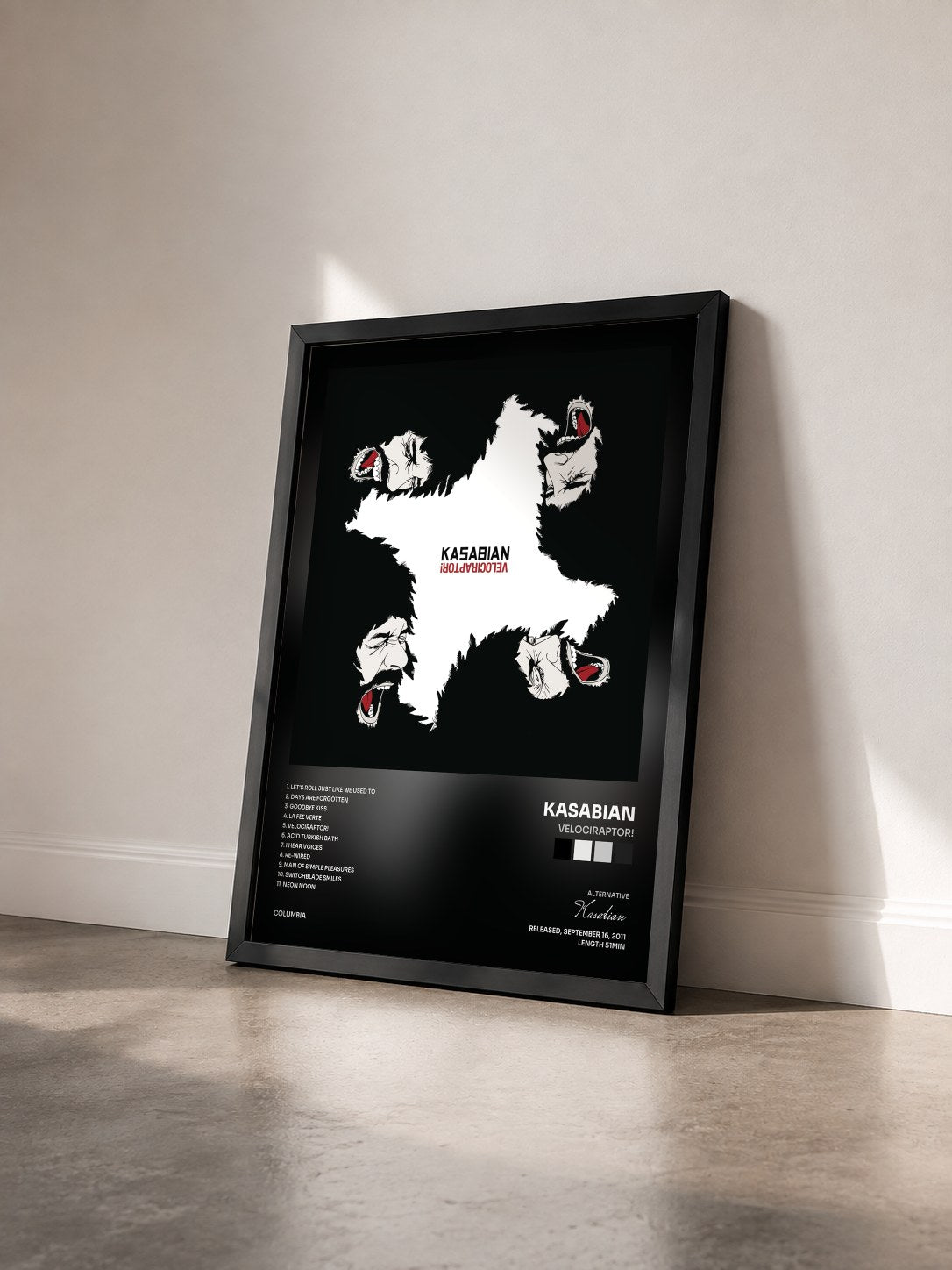 #noir Tableau de l'album Velociraptor! de Kasabian vu de trois quarts, cadre noir