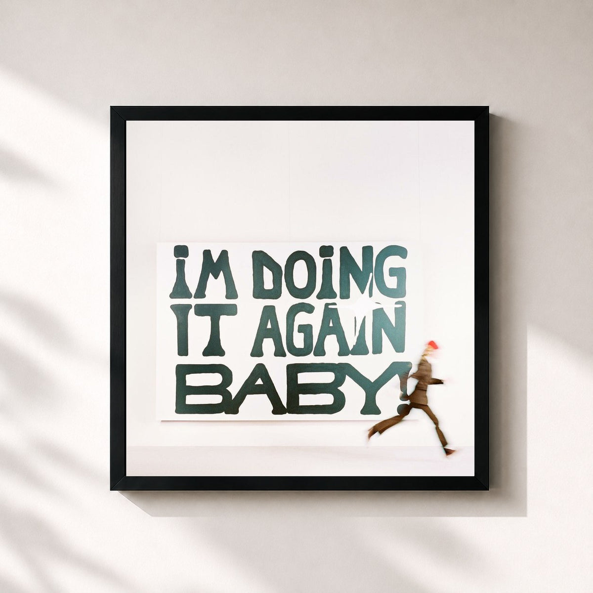 #noir I'M DOING IT AGAIN BABY! di girl in red in stampa quadrata incorniciata, cornice nera 32x32 cm